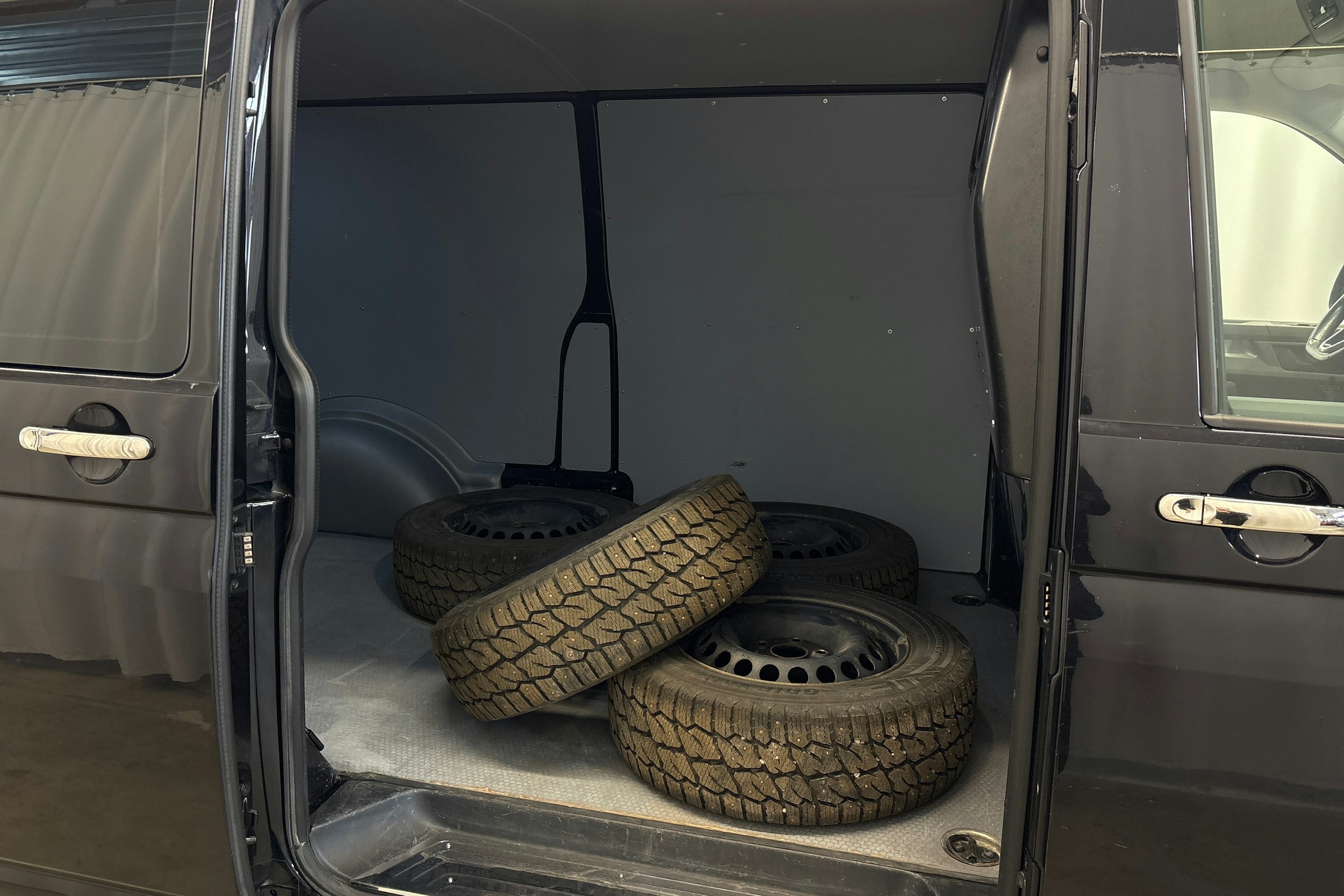 musta Volkswagen Transporter 2020 kuva 12.