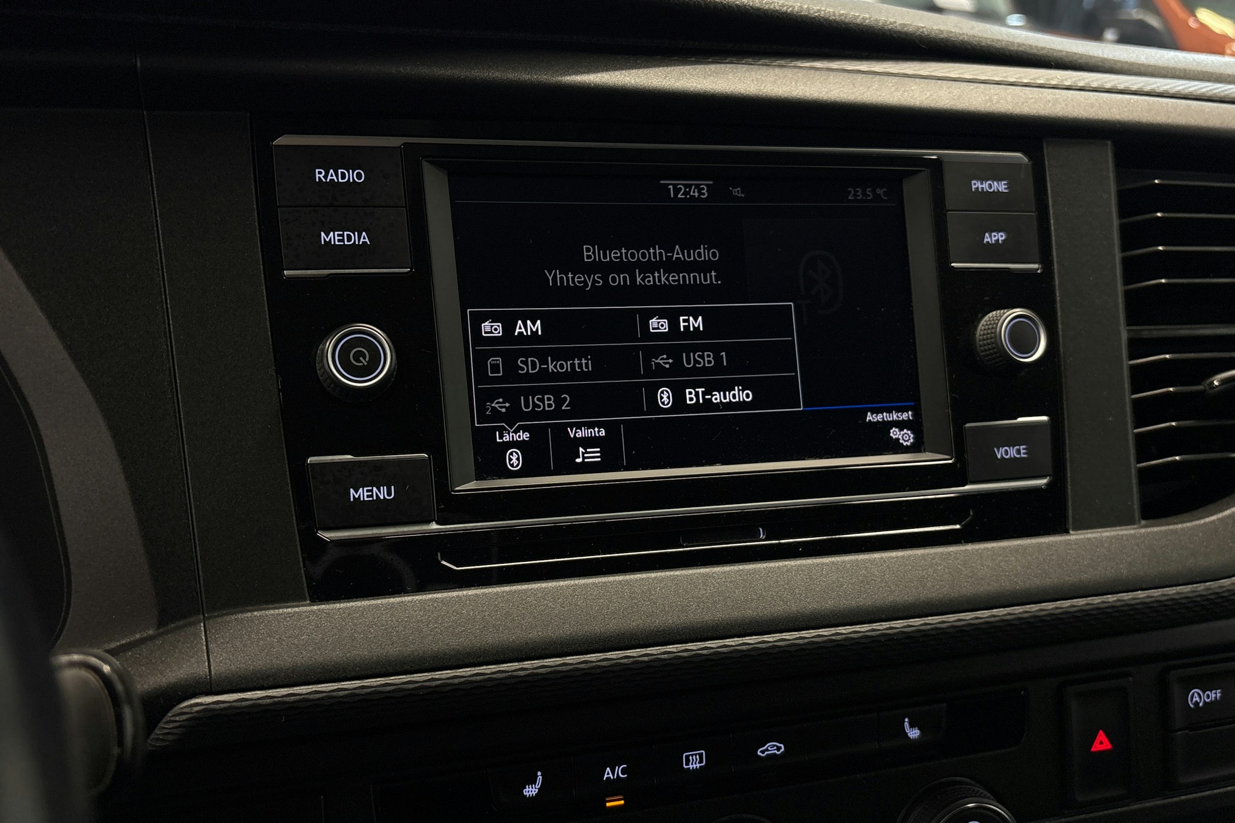 musta Volkswagen Transporter 2020 kuva 16.