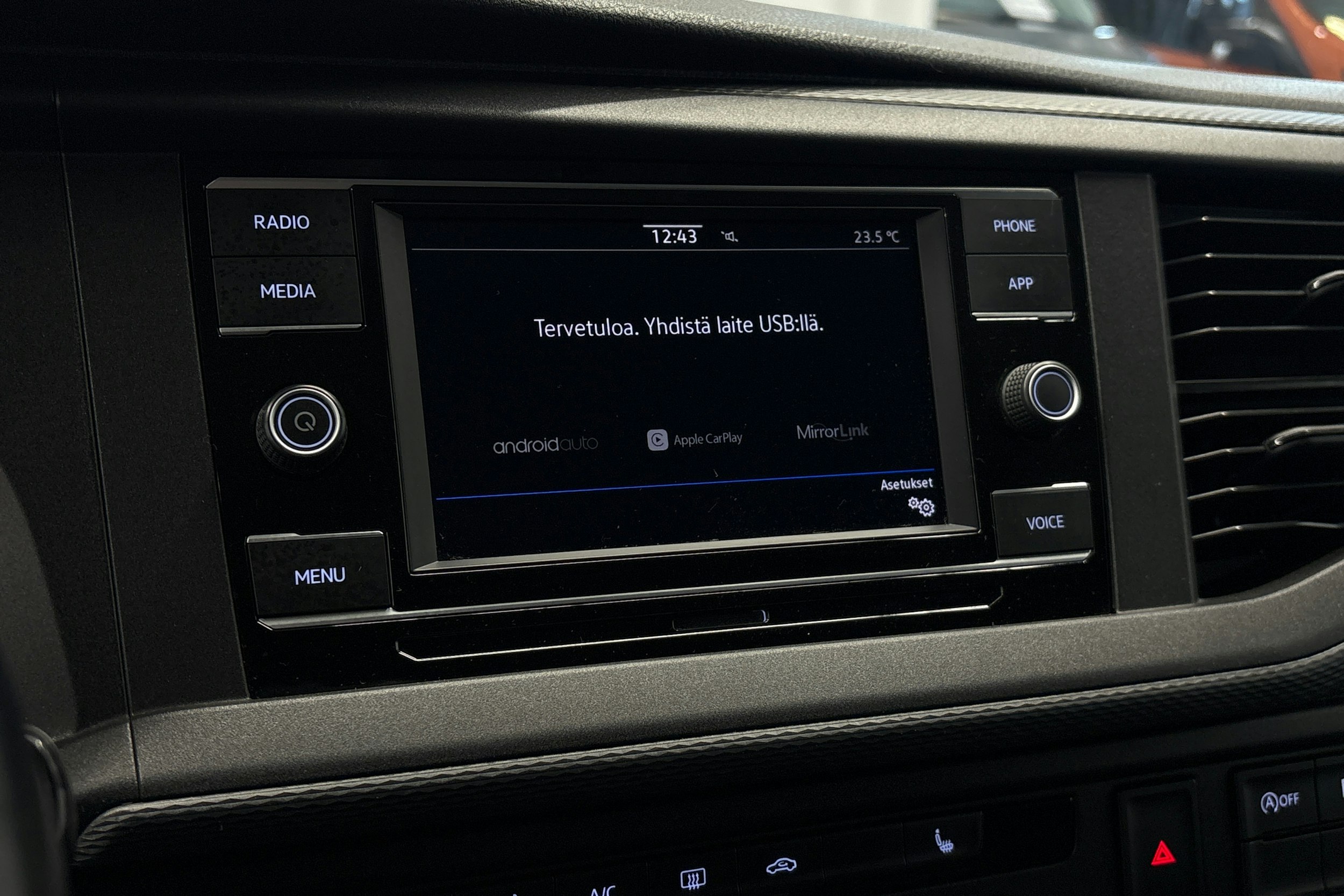 musta Volkswagen Transporter 2020 kuva 17.