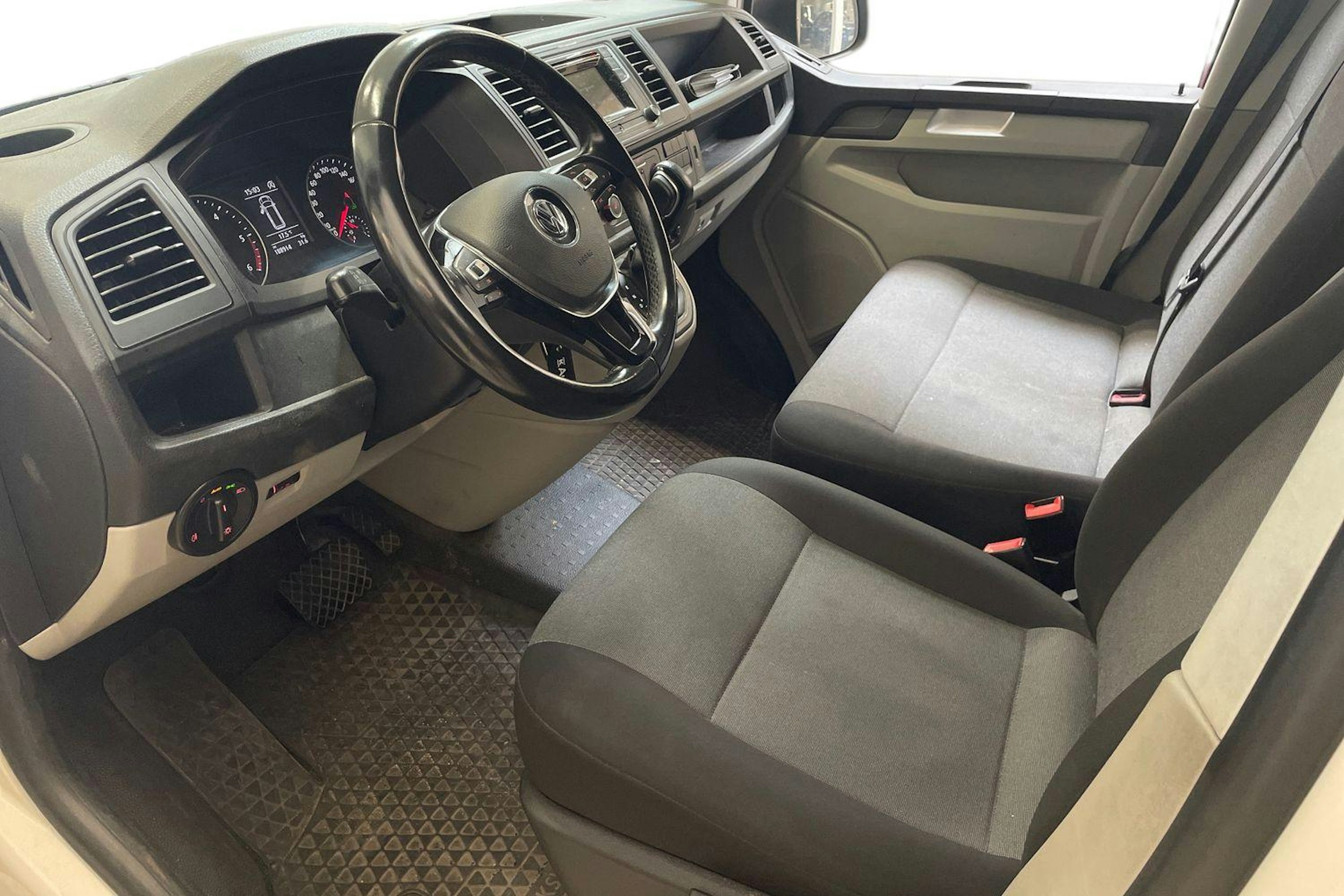 valkoinen Volkswagen Transporter 2019 kuva 3.