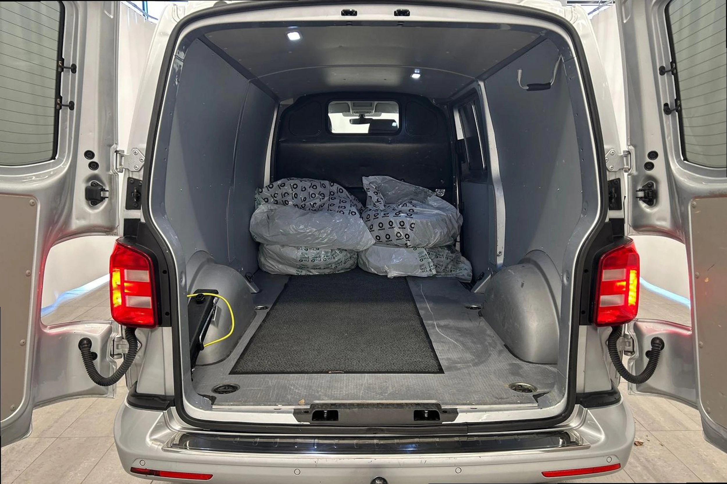 hopea Volkswagen Transporter 2019 kuva 8.