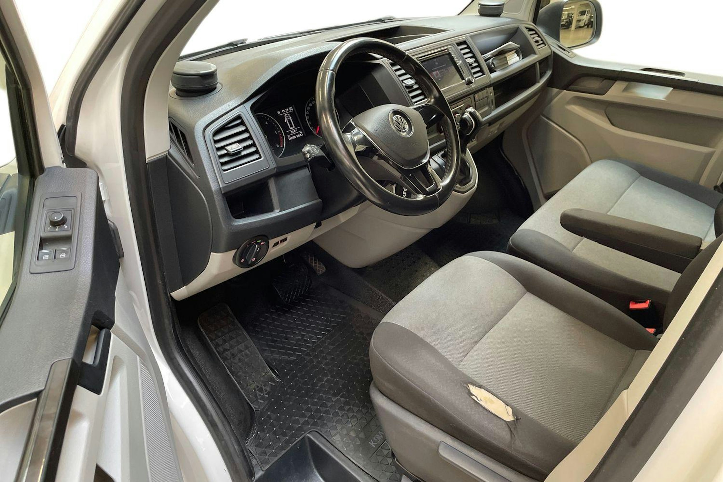 valkoinen Volkswagen Transporter 2019 kuva 7.