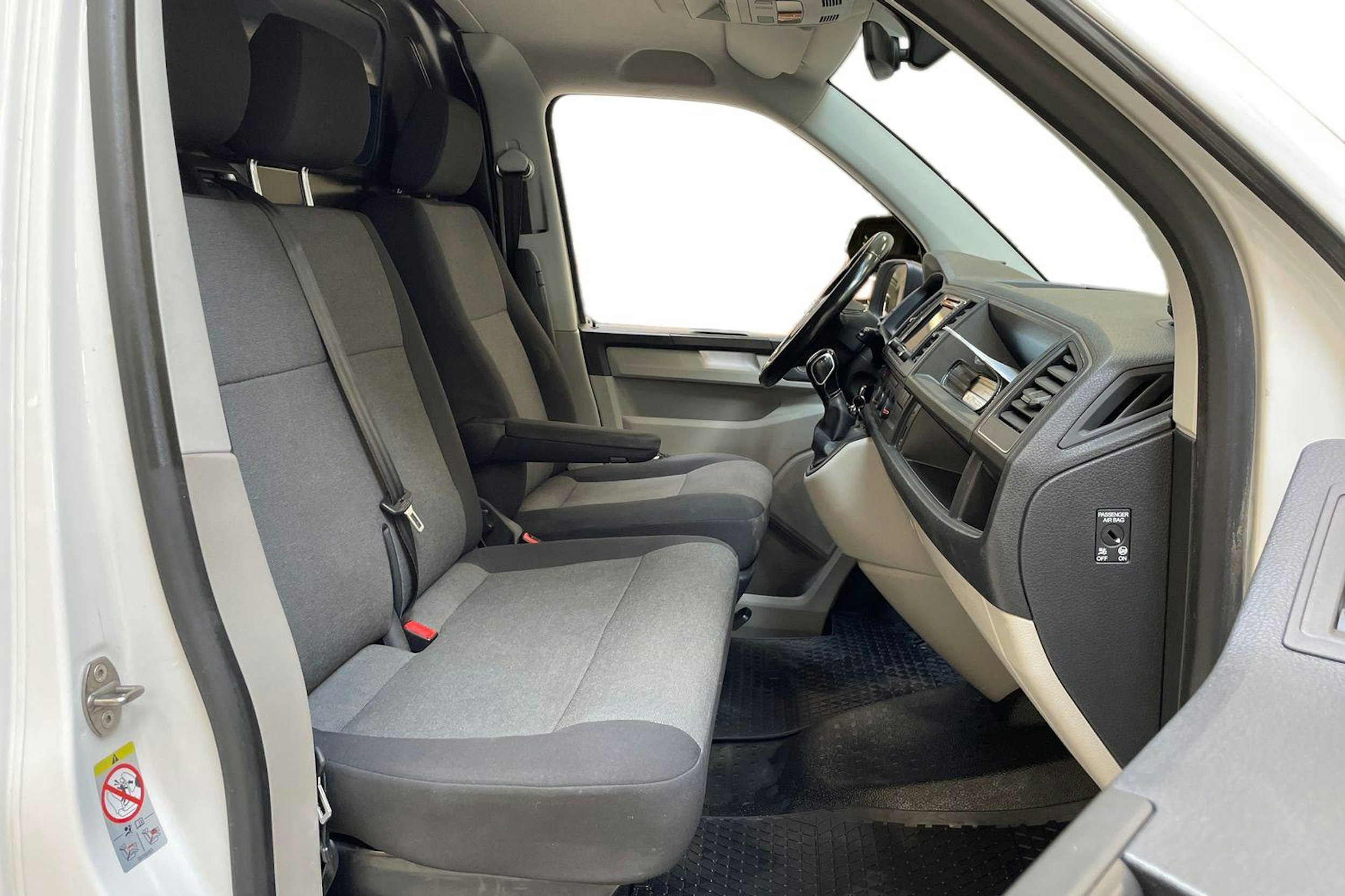 valkoinen Volkswagen Transporter 2019 kuva 10.
