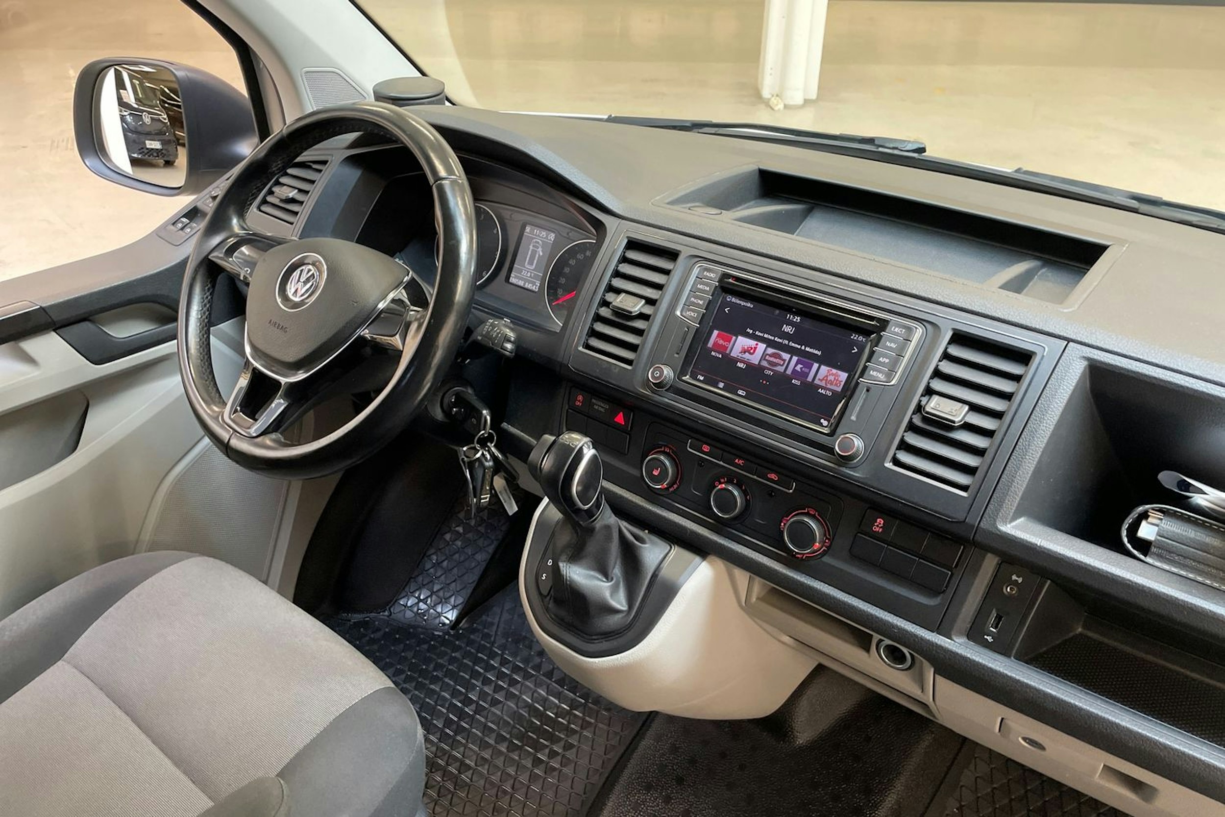 valkoinen Volkswagen Transporter 2019 kuva 13.