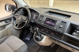 valkoinen Volkswagen Transporter 2019 kuva 13.