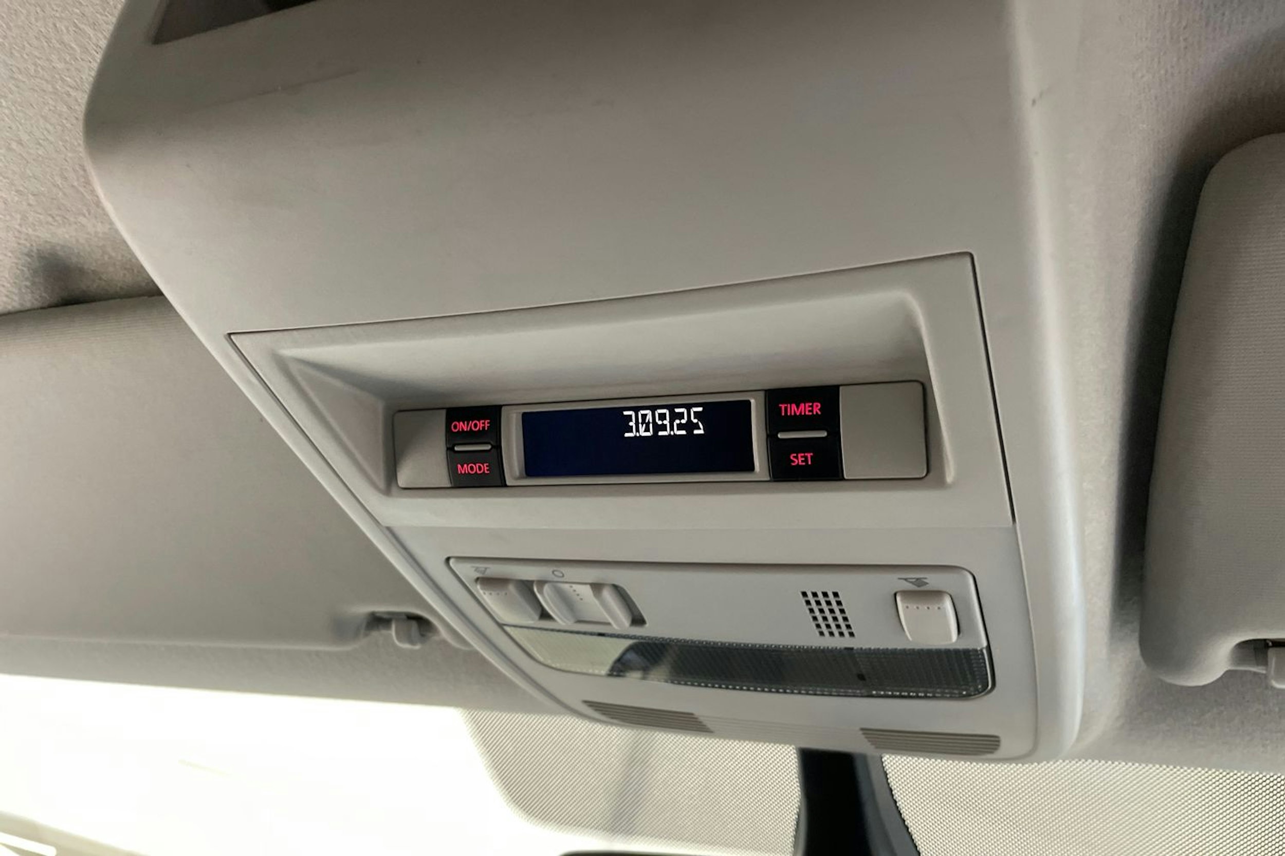 valkoinen Volkswagen Transporter 2019 kuva 14.
