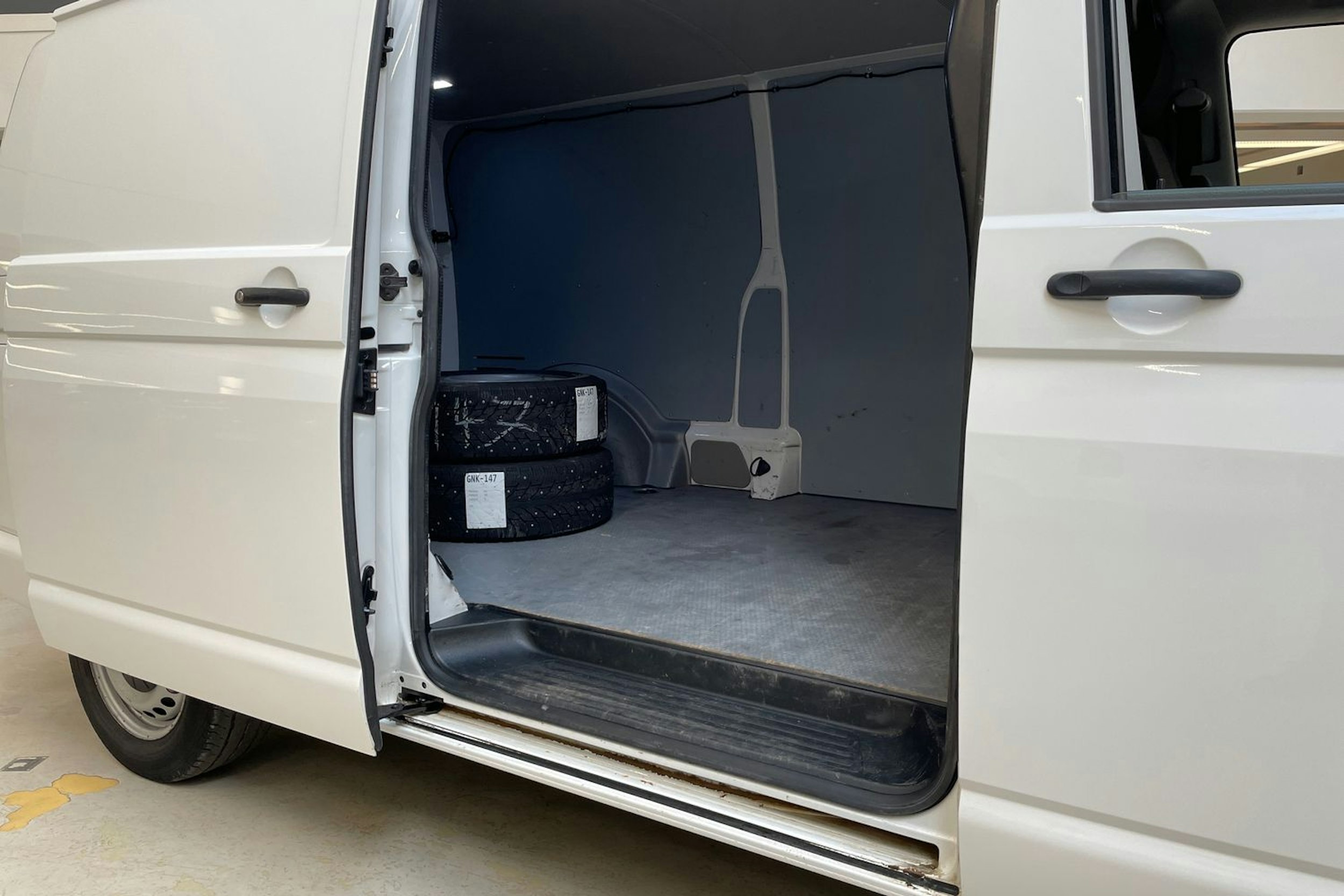 valkoinen Volkswagen Transporter 2019 kuva 15.