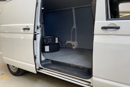 valkoinen Volkswagen Transporter 2019 kuva 15.