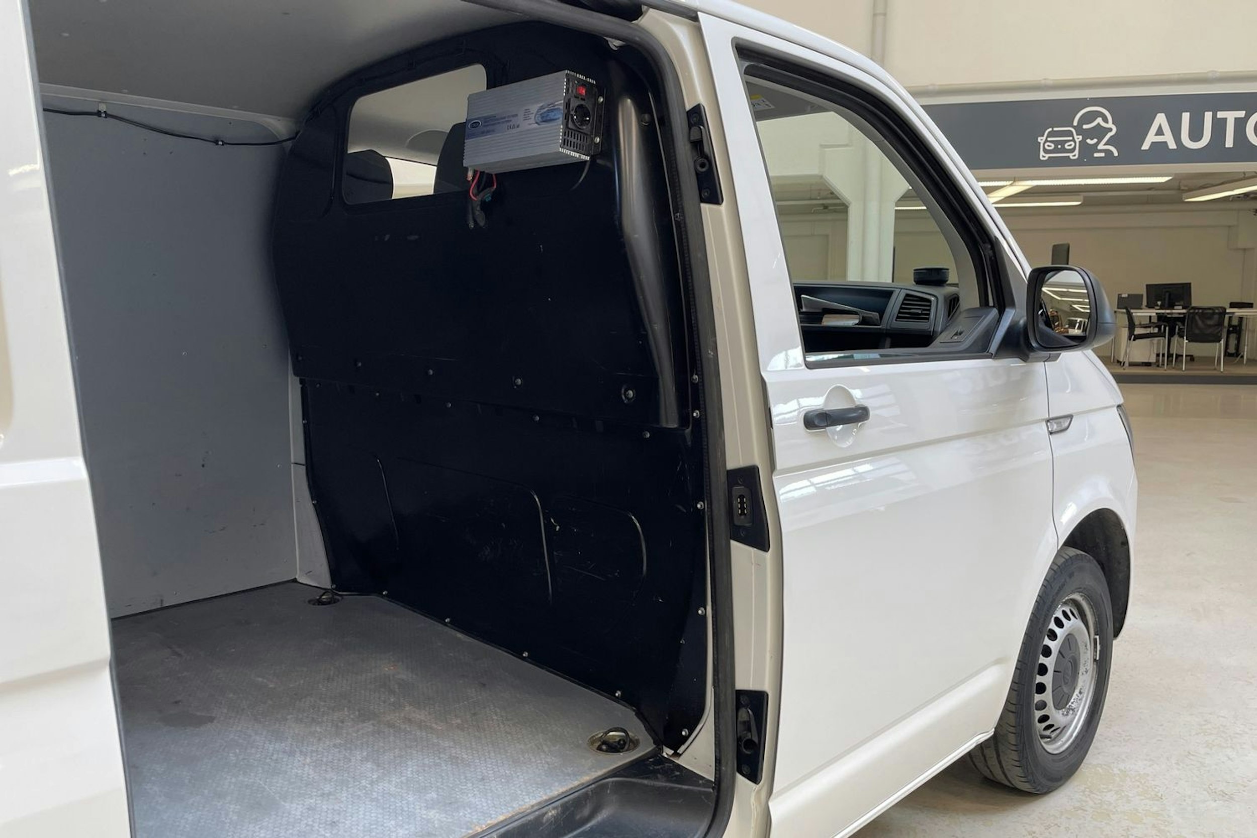 valkoinen Volkswagen Transporter 2019 kuva 16.