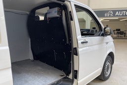 valkoinen Volkswagen Transporter 2019 kuva 16.