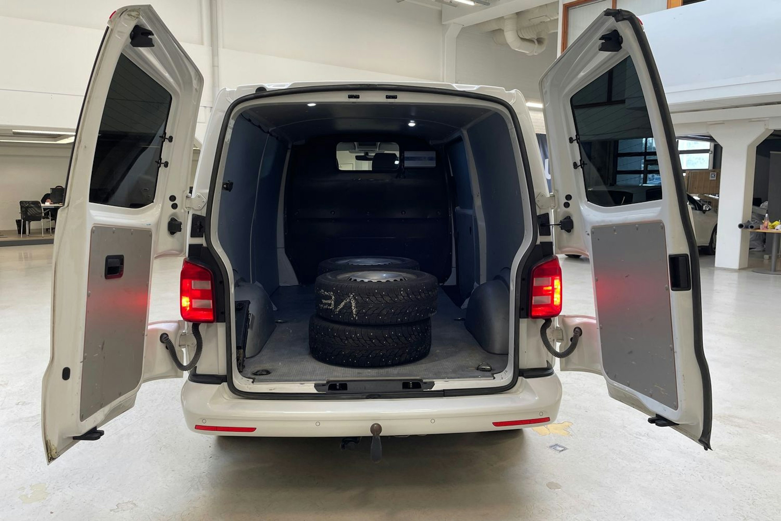valkoinen Volkswagen Transporter 2019 kuva 19.