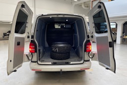 valkoinen Volkswagen Transporter 2019 kuva 19.