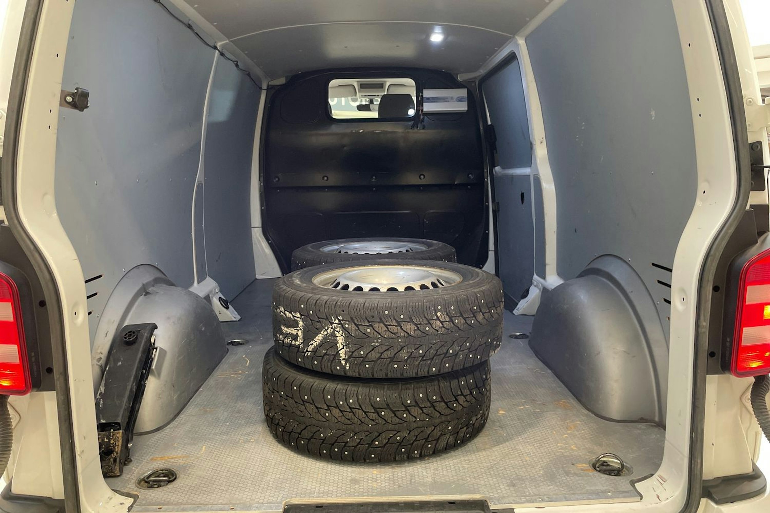 valkoinen Volkswagen Transporter 2019 kuva 20.