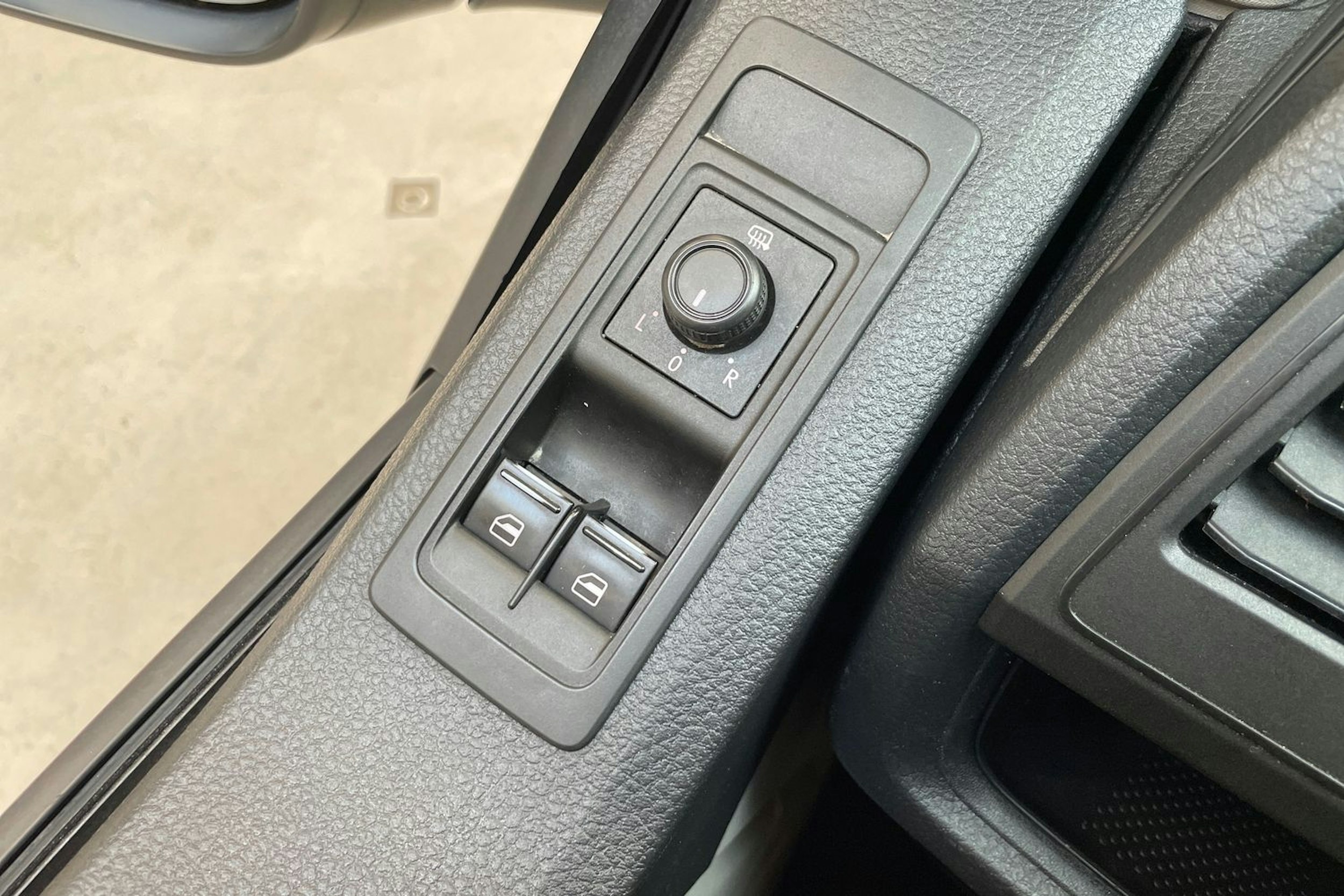 valkoinen Volkswagen Transporter 2019 kuva 24.