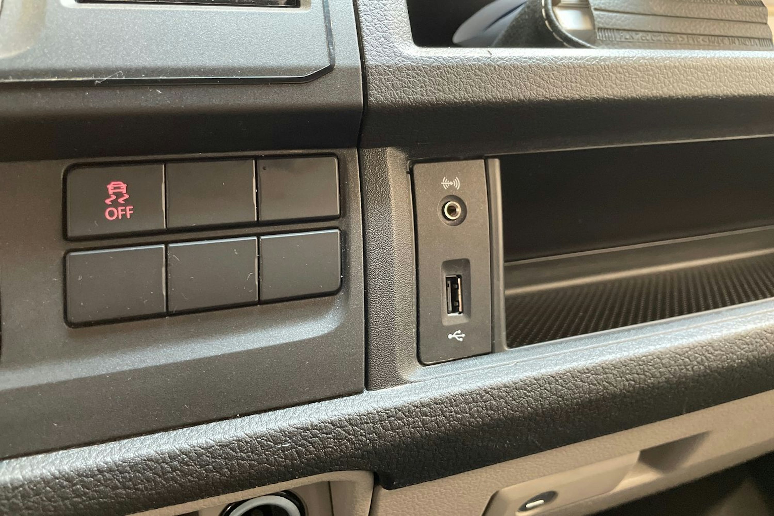 valkoinen Volkswagen Transporter 2019 kuva 26.