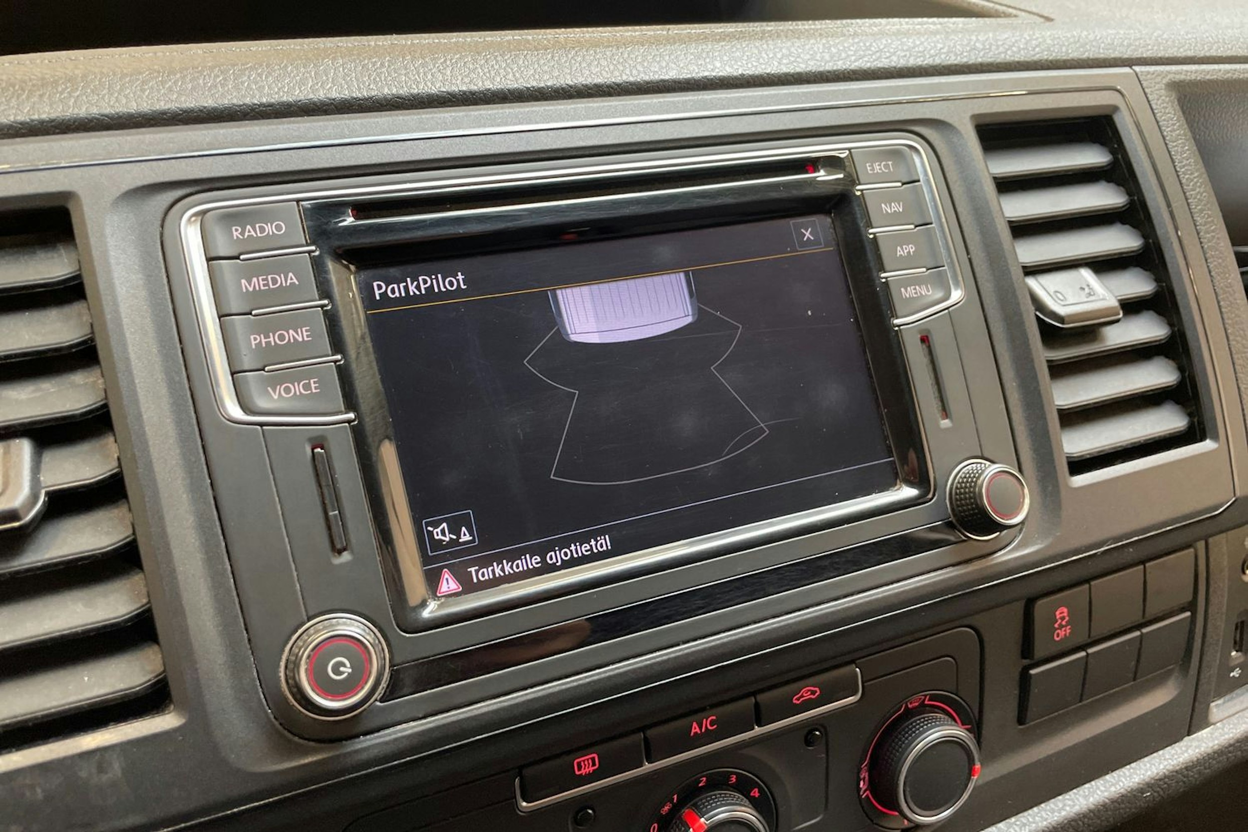 valkoinen Volkswagen Transporter 2019 kuva 27.