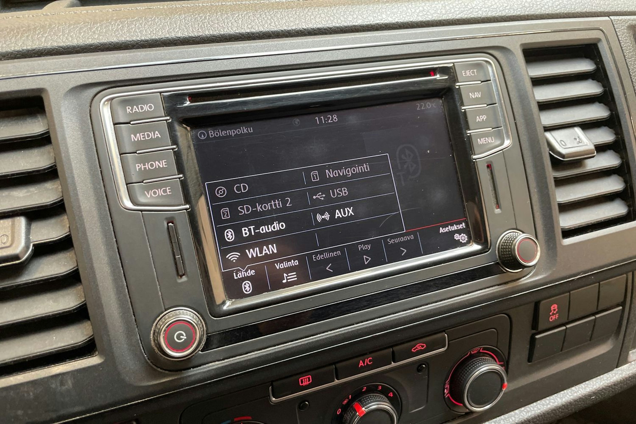 valkoinen Volkswagen Transporter 2019 kuva 28.