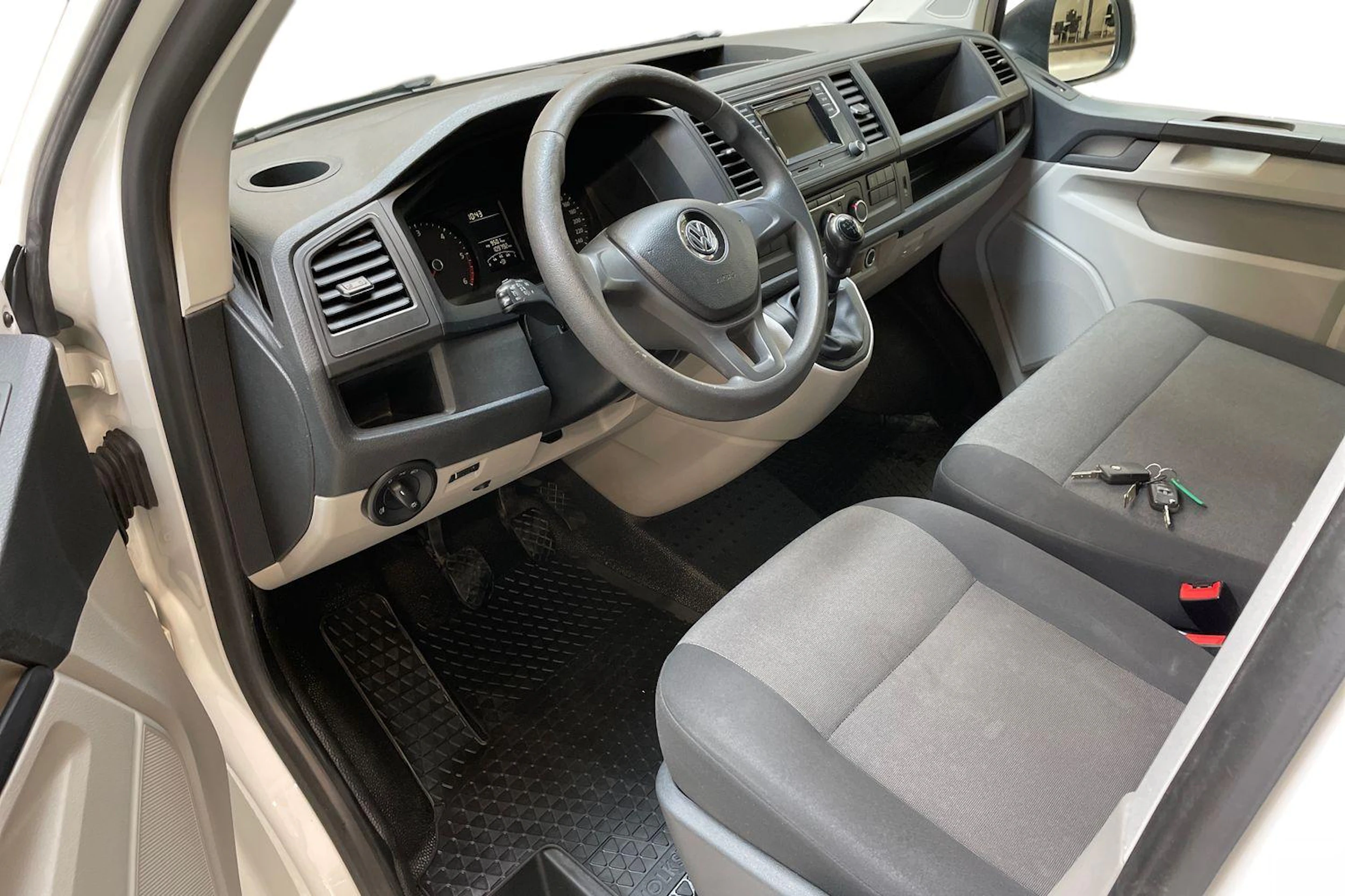 valkoinen Volkswagen Transporter 2019 kuva 8.