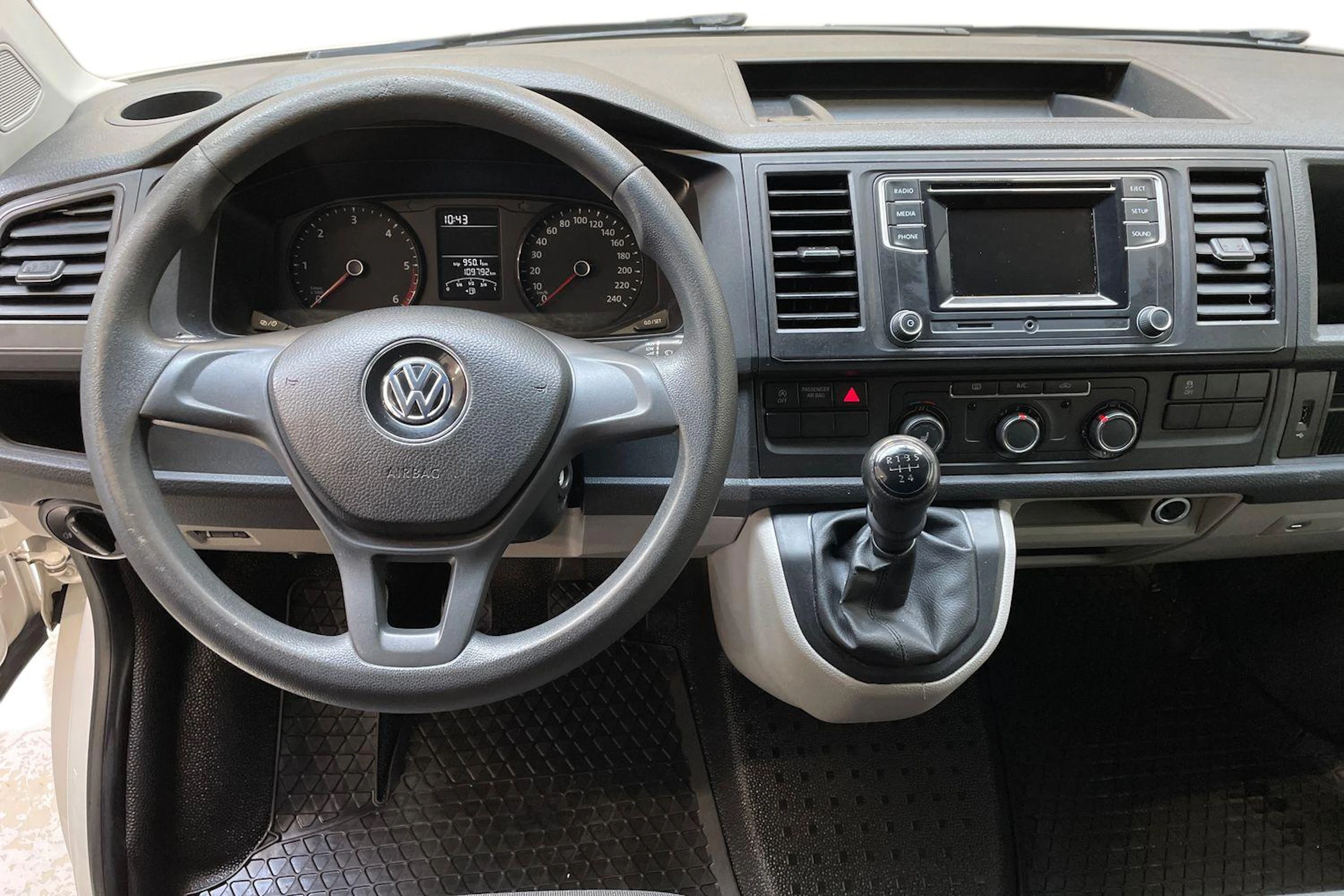 valkoinen Volkswagen Transporter 2019 kuva 9.