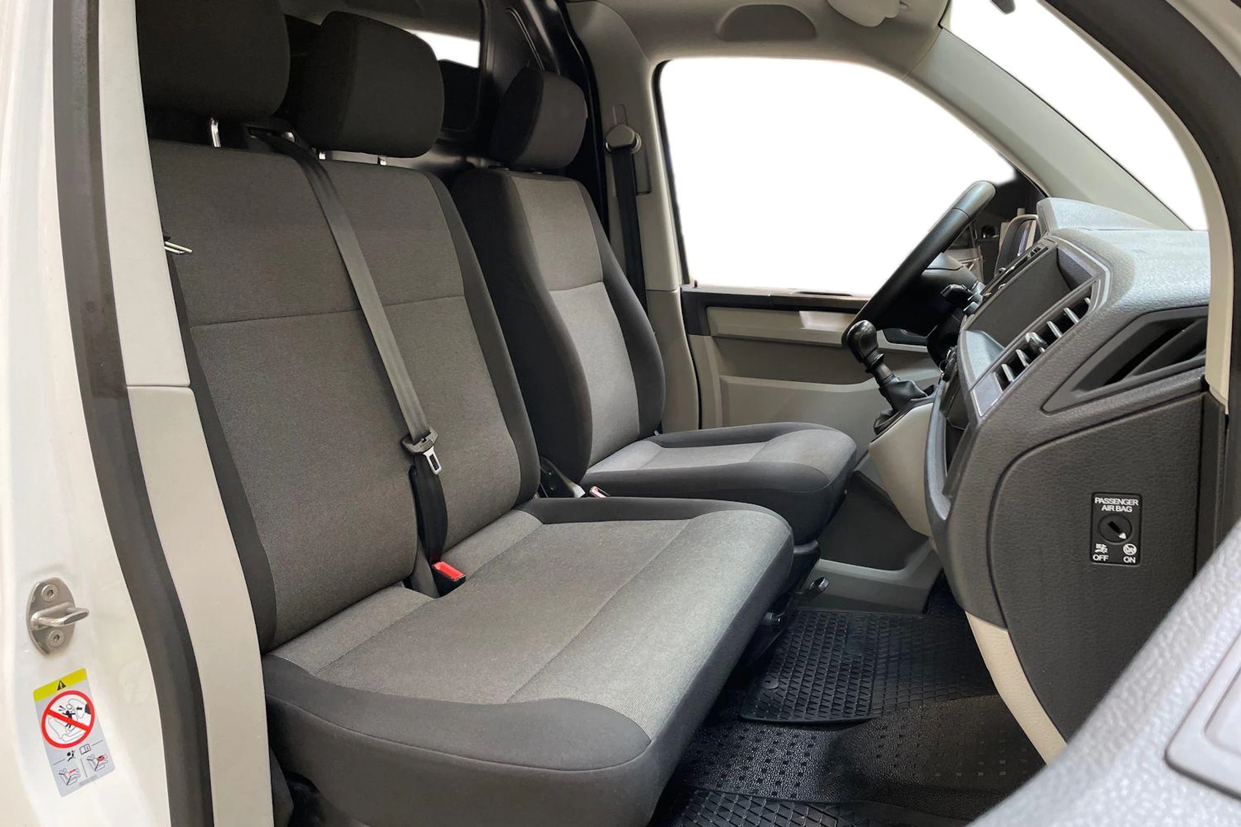 valkoinen Volkswagen Transporter 2019 kuva 11.
