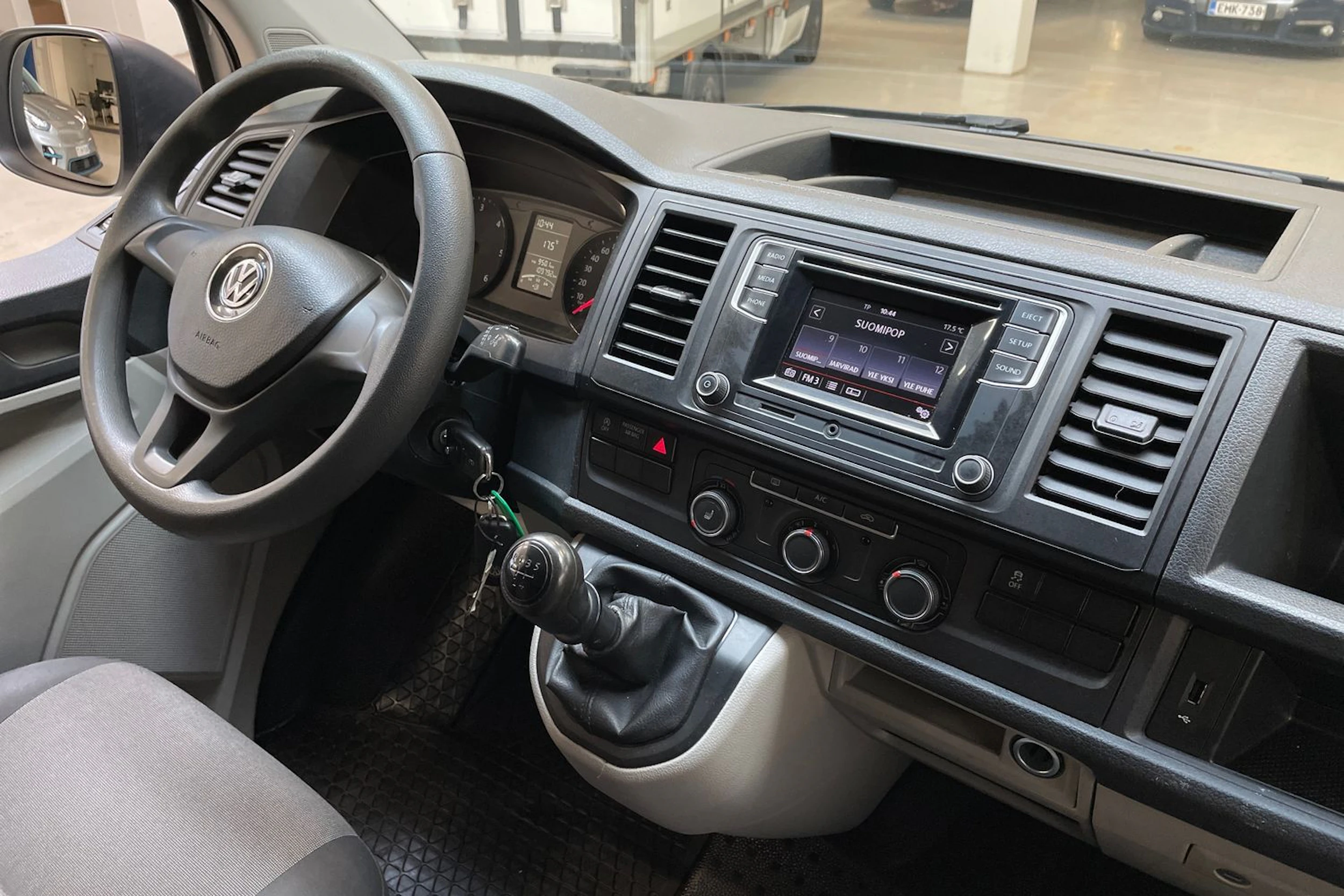 valkoinen Volkswagen Transporter 2019 kuva 15.