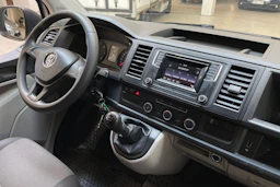 valkoinen Volkswagen Transporter 2019 kuva 15.