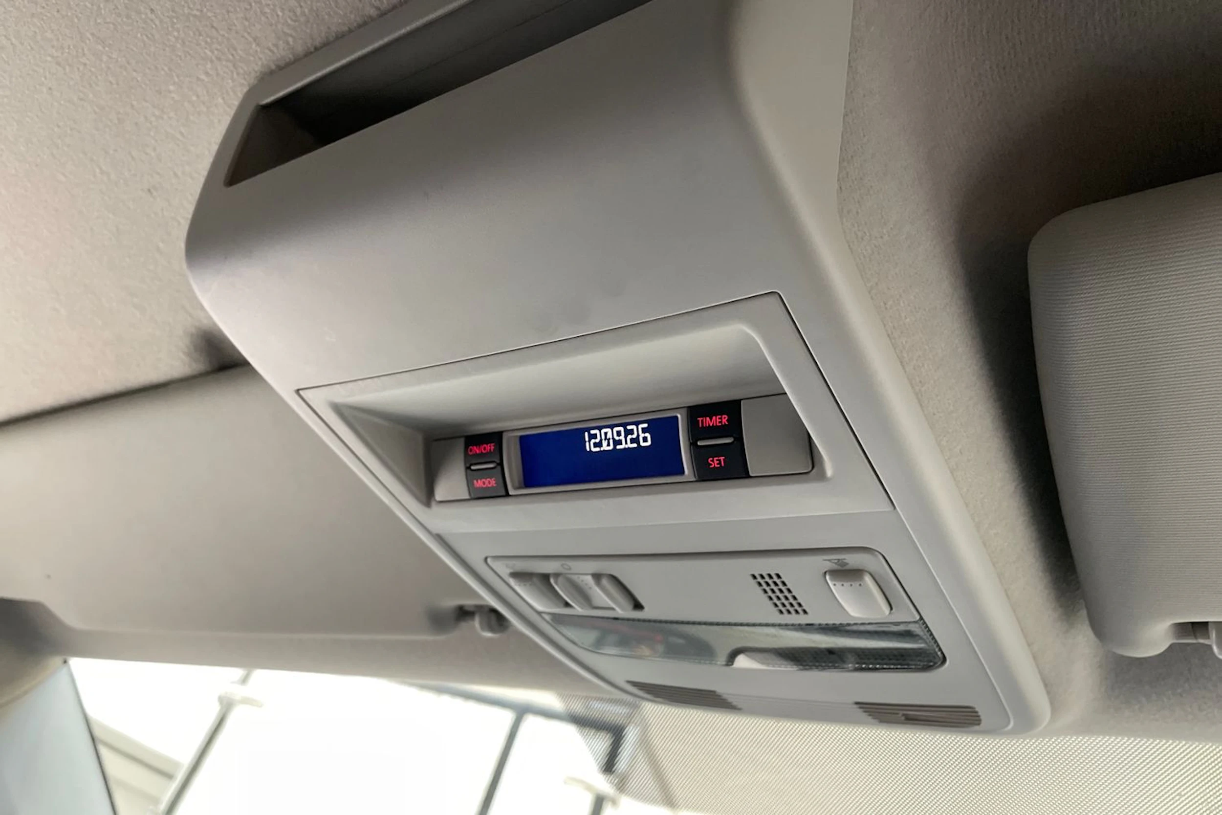 valkoinen Volkswagen Transporter 2019 kuva 16.