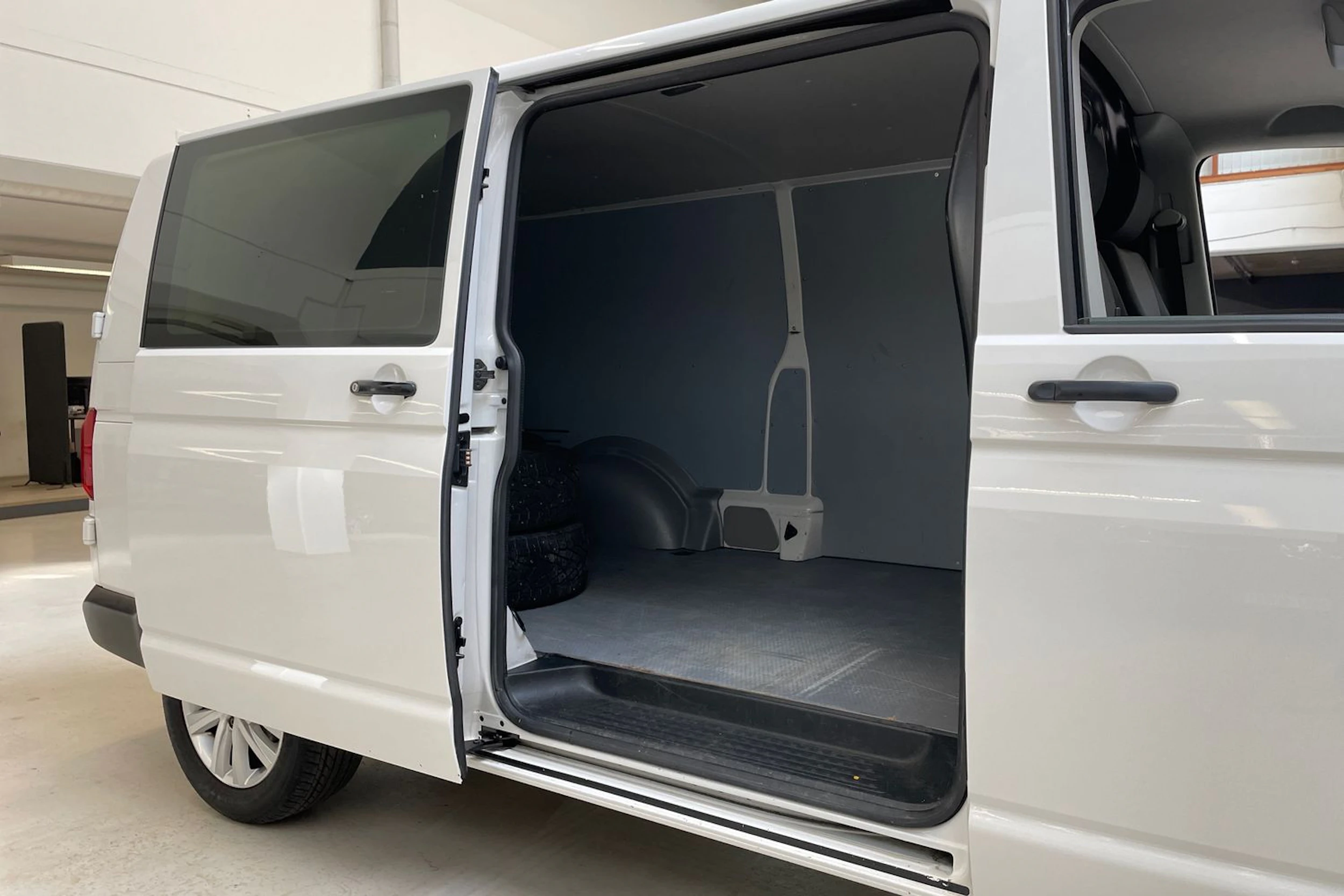 valkoinen Volkswagen Transporter 2019 kuva 17.