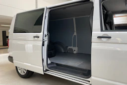 valkoinen Volkswagen Transporter 2019 kuva 17.