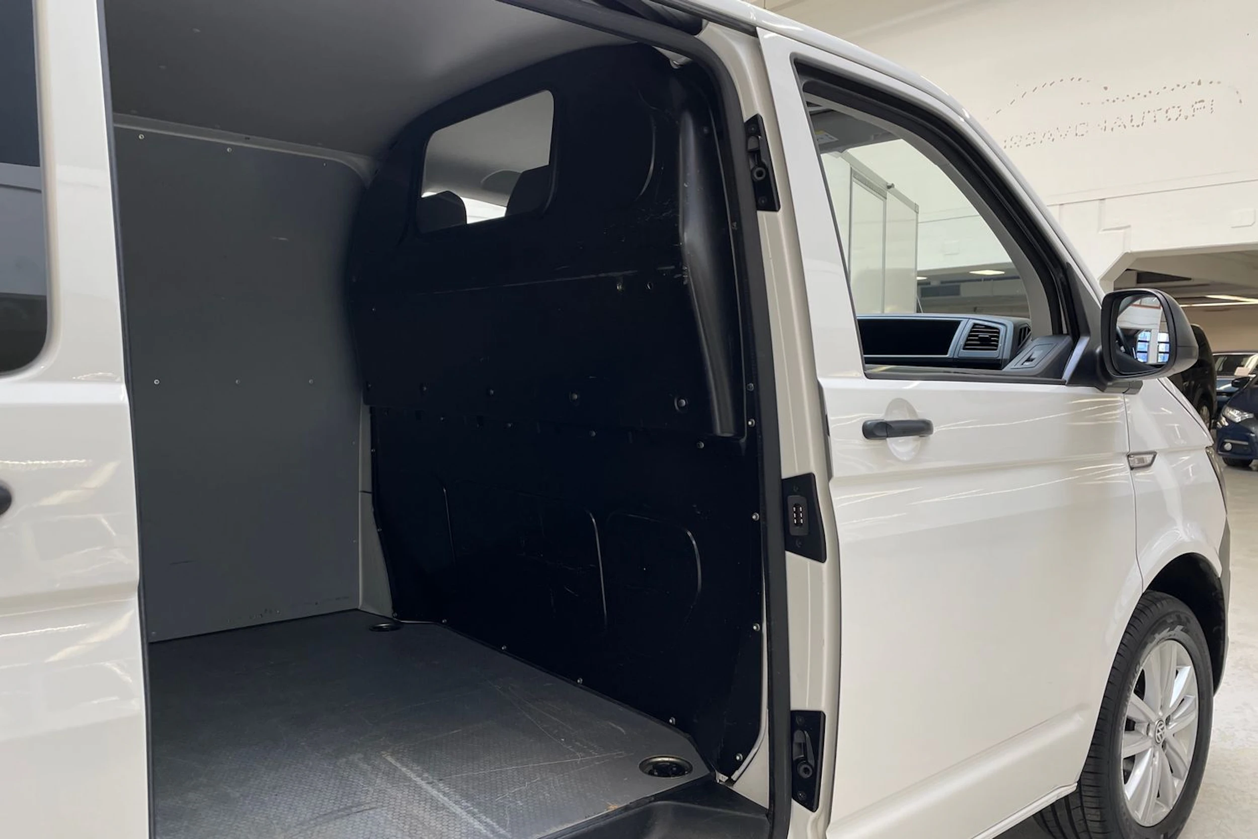 valkoinen Volkswagen Transporter 2019 kuva 18.