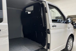 valkoinen Volkswagen Transporter 2019 kuva 18.