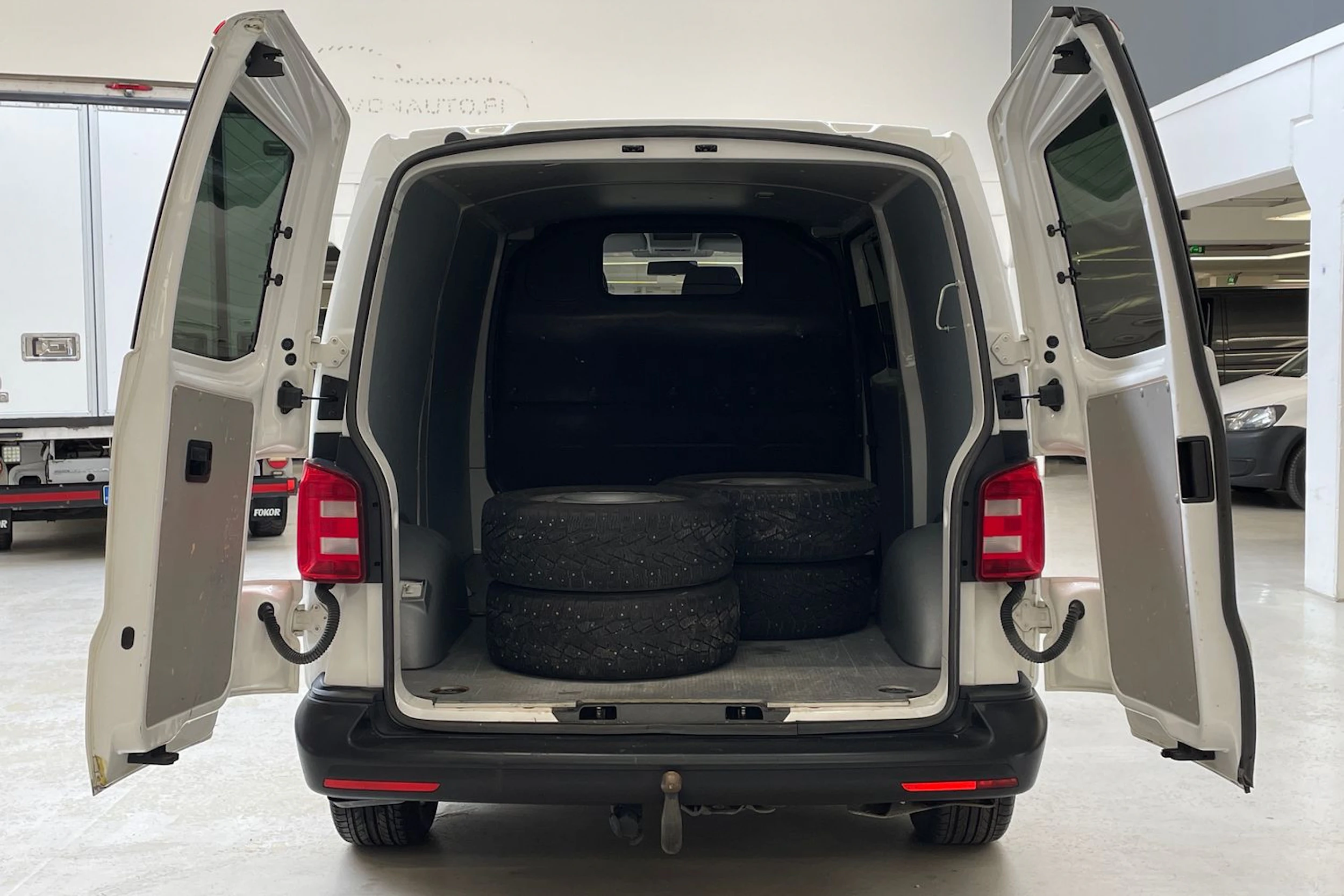 valkoinen Volkswagen Transporter 2019 kuva 20.