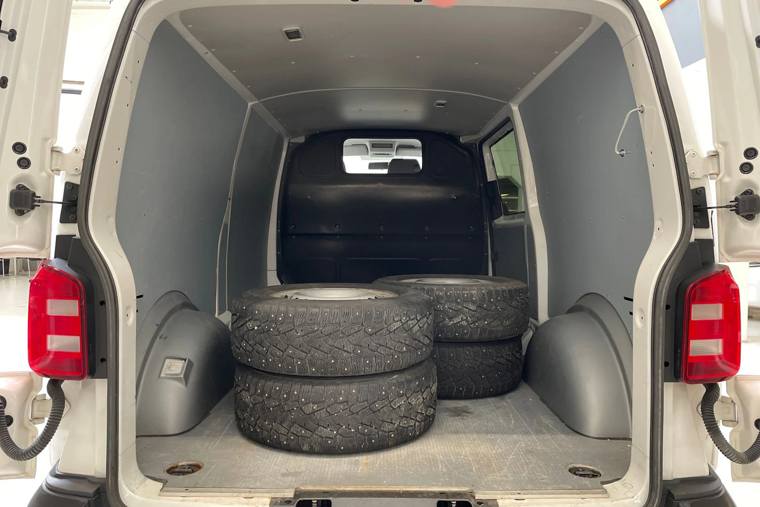 valkoinen Volkswagen Transporter 2019 kuva 21.
