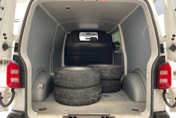 valkoinen Volkswagen Transporter 2019 kuva 21.