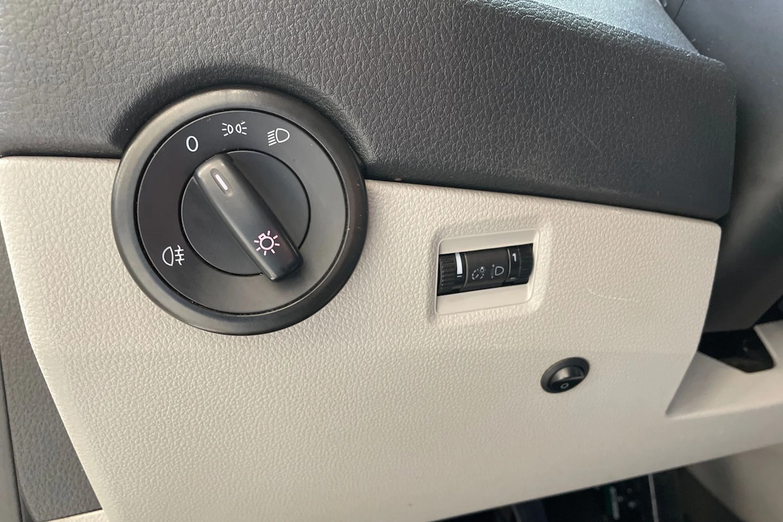 valkoinen Volkswagen Transporter 2019 kuva 25.
