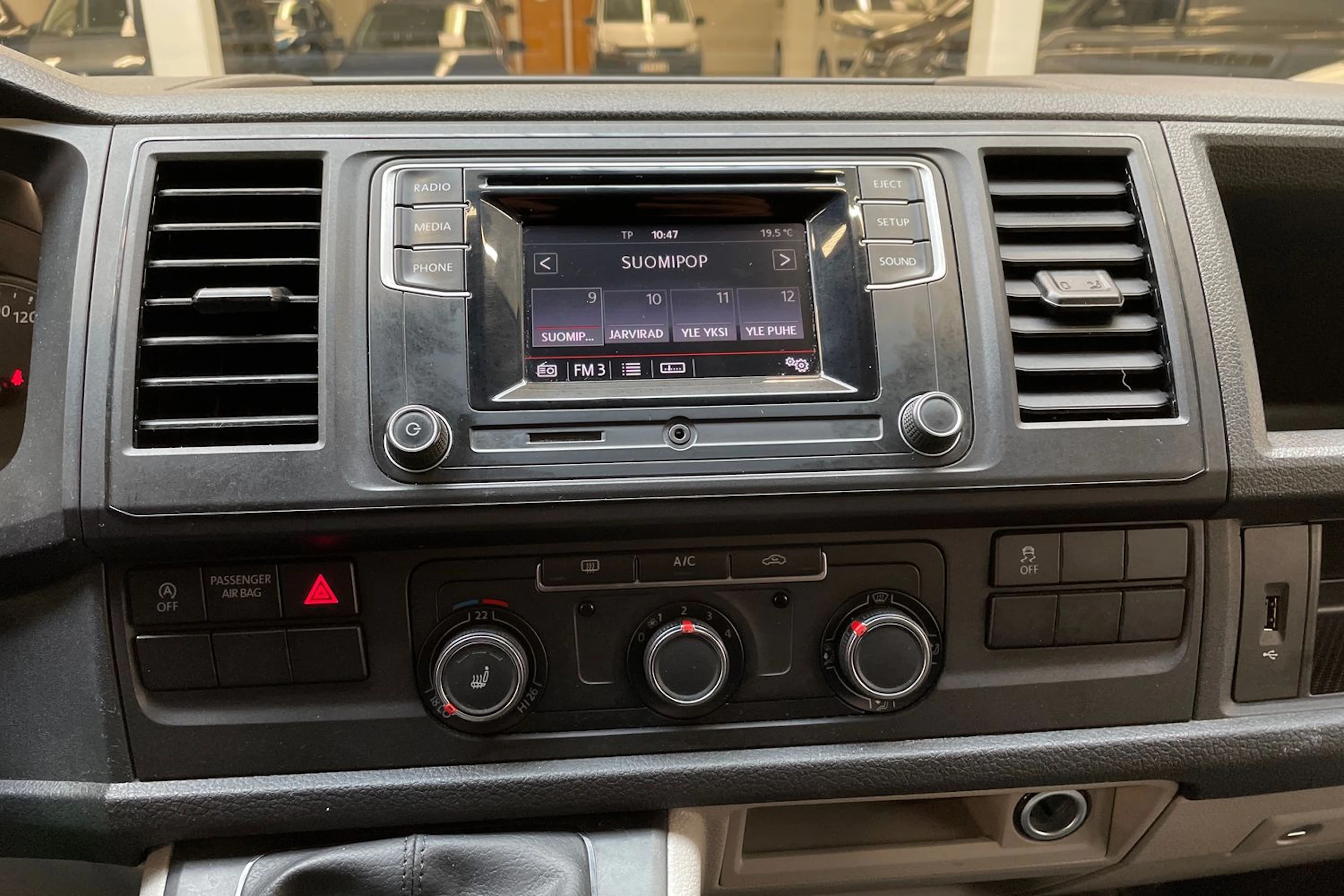 valkoinen Volkswagen Transporter 2019 kuva 27.