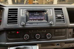 valkoinen Volkswagen Transporter 2019 kuva 27.