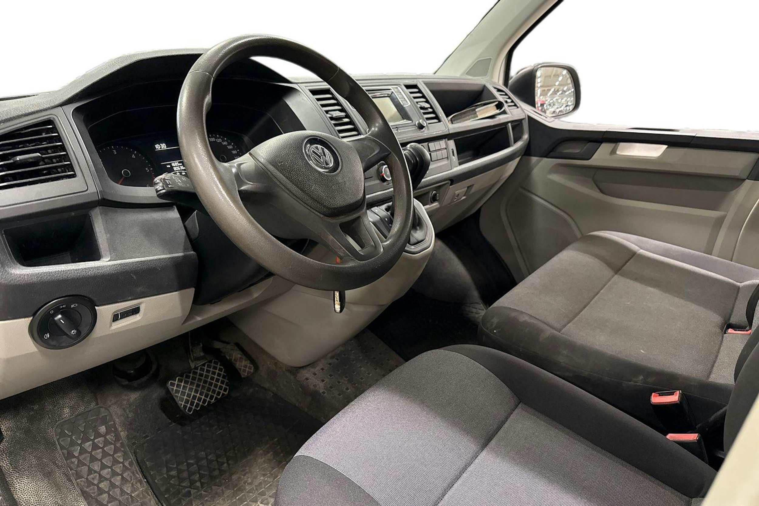 valkoinen Volkswagen Transporter 2019 kuva 3.