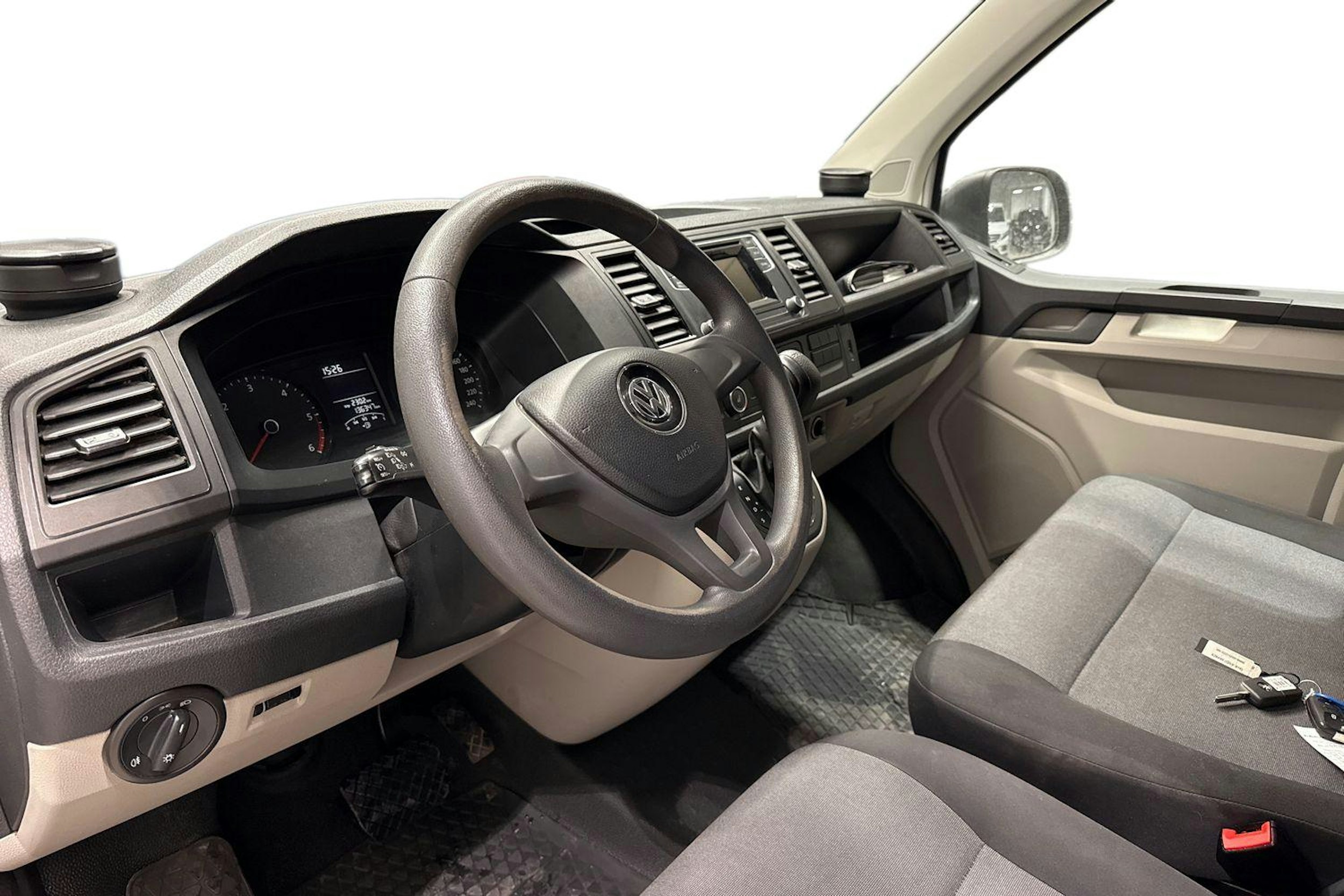 valkoinen Volkswagen Transporter 2019 kuva 3.