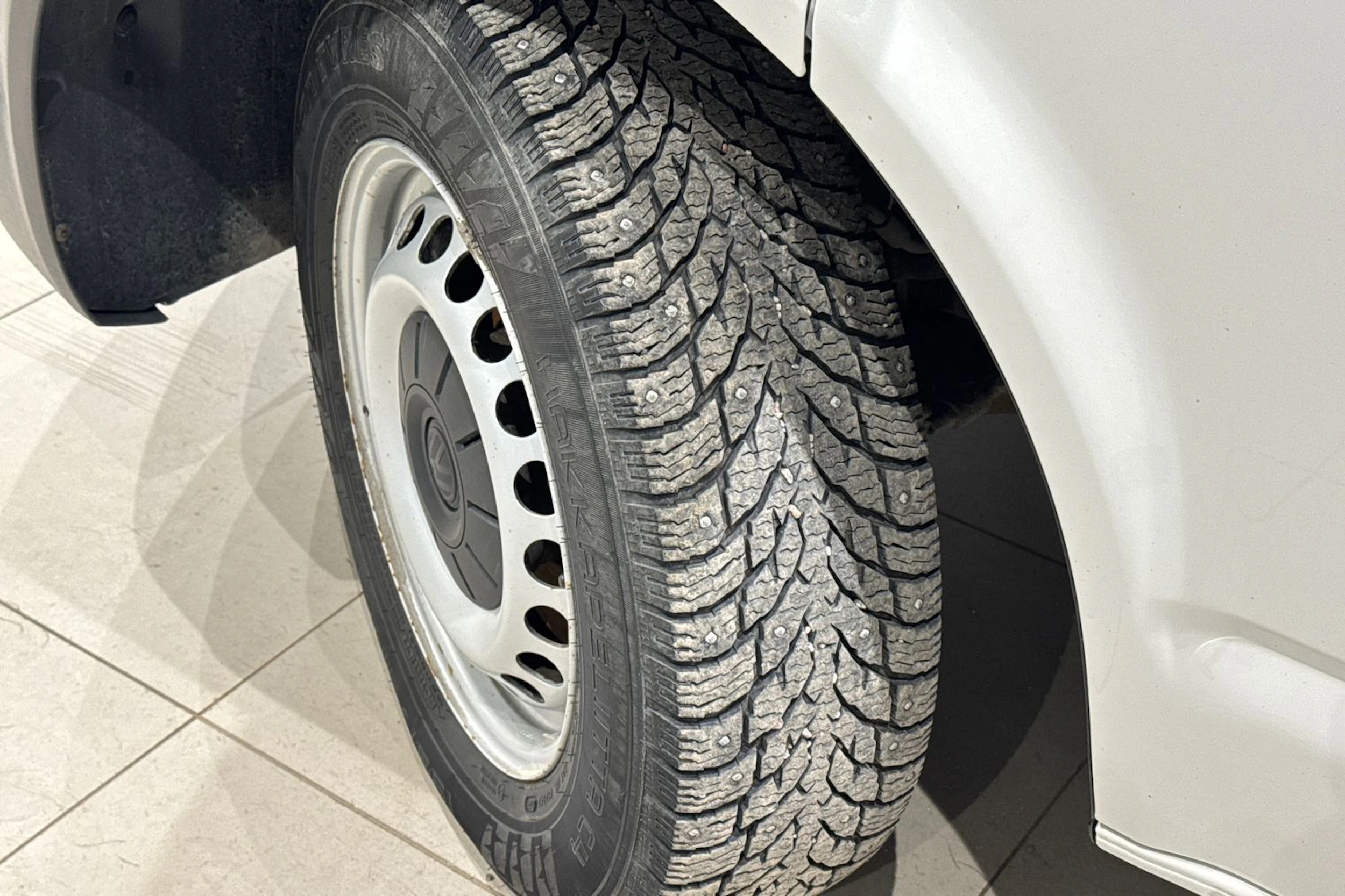 valkoinen Volkswagen Transporter 2019 kuva 12.