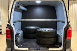 valkoinen Volkswagen Transporter 2019 kuva 15.