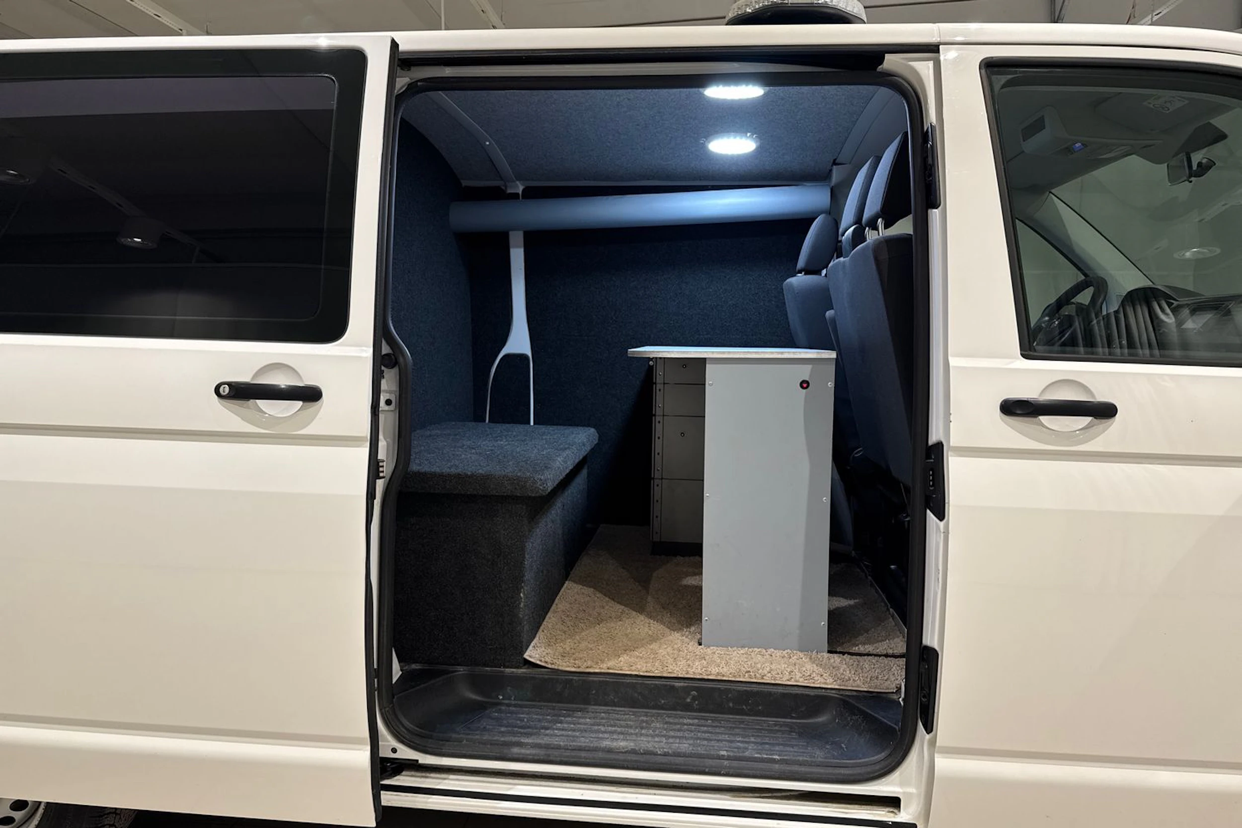valkoinen Volkswagen Transporter 2019 kuva 16.