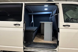 valkoinen Volkswagen Transporter 2019 kuva 16.