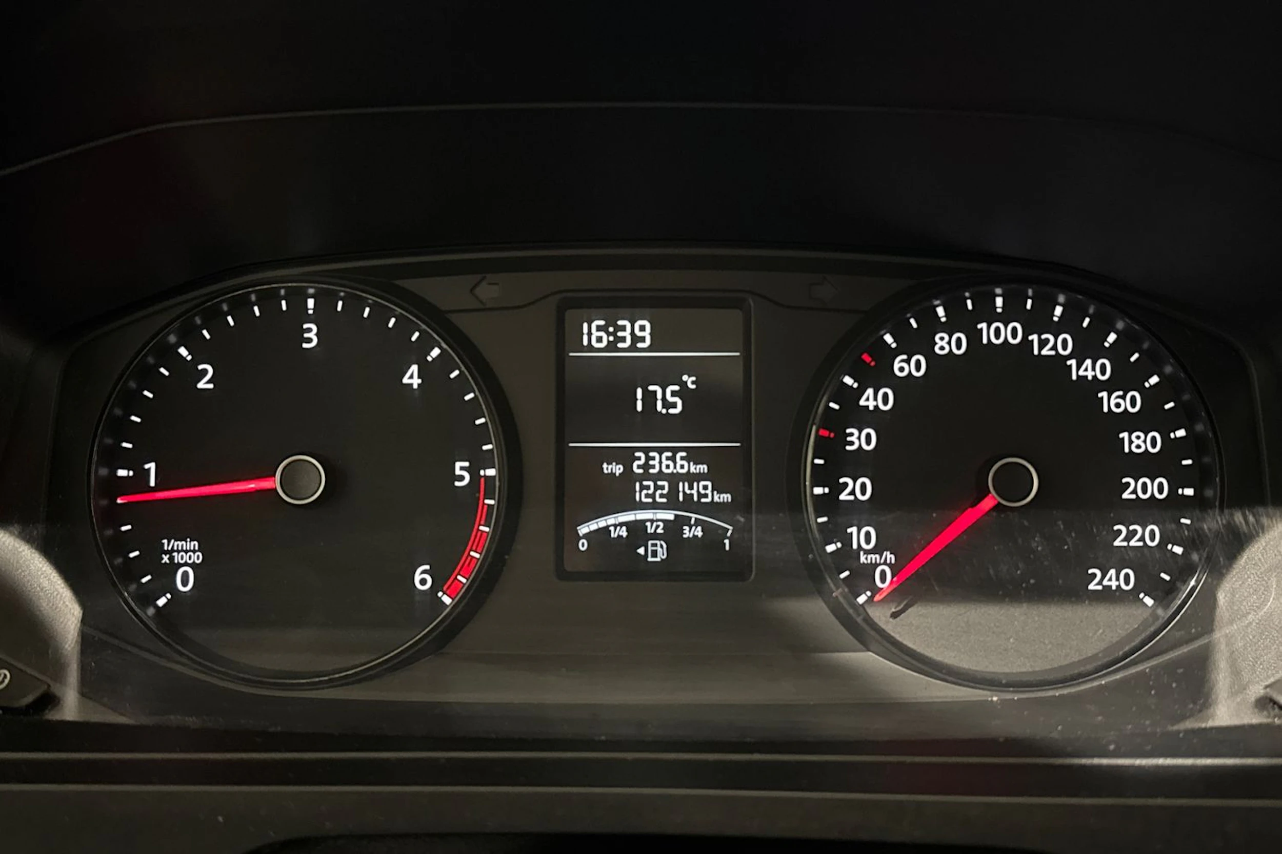 valkoinen Volkswagen Transporter 2019 kuva 17.