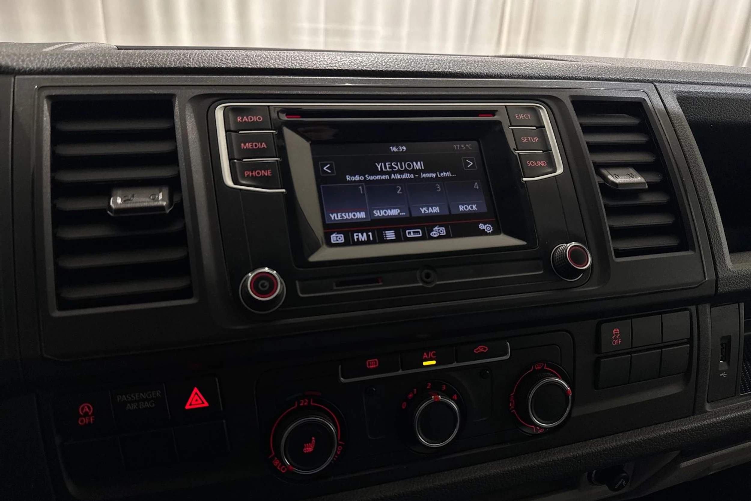 valkoinen Volkswagen Transporter 2019 kuva 18.