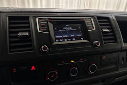 valkoinen Volkswagen Transporter 2019 kuva 18.