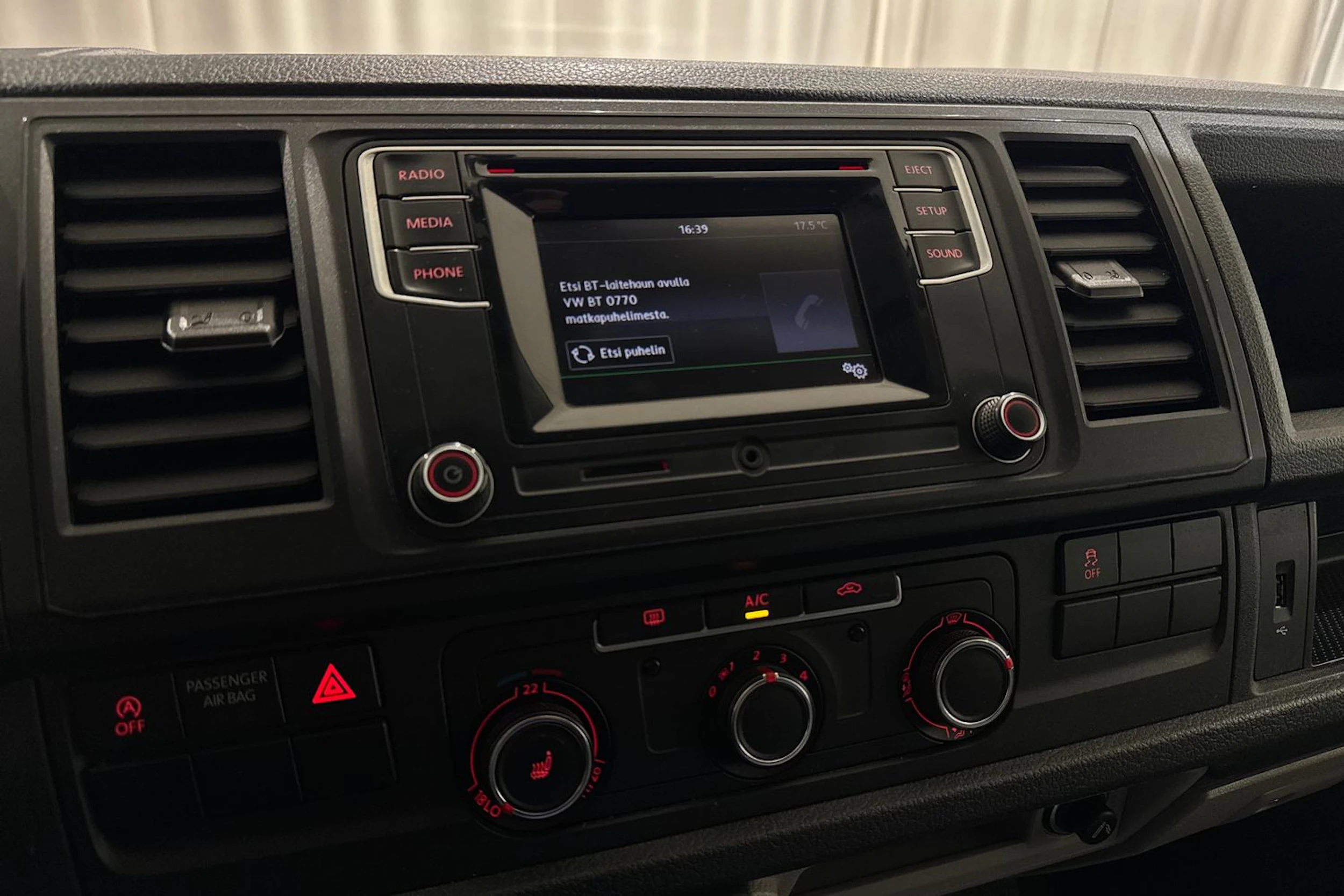 valkoinen Volkswagen Transporter 2019 kuva 19.