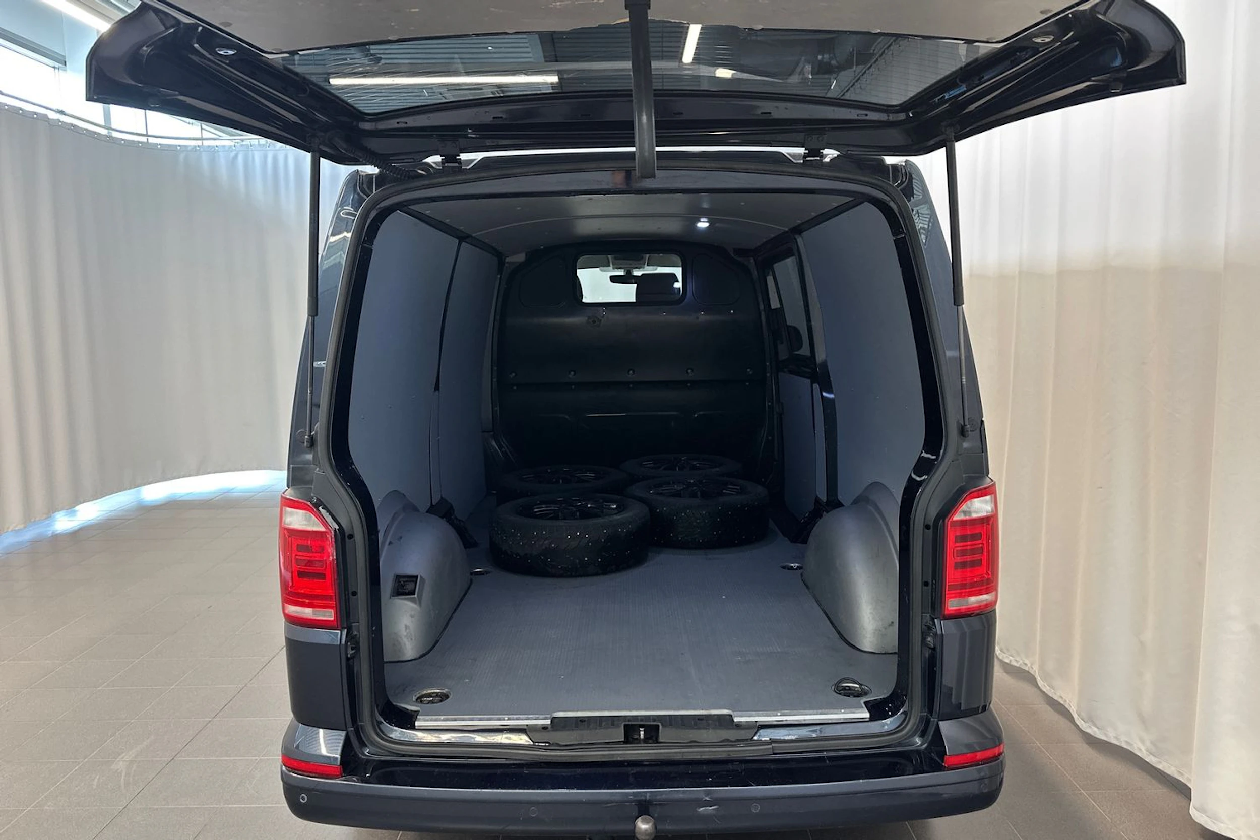 sininen Volkswagen Transporter 2019 kuva 13.