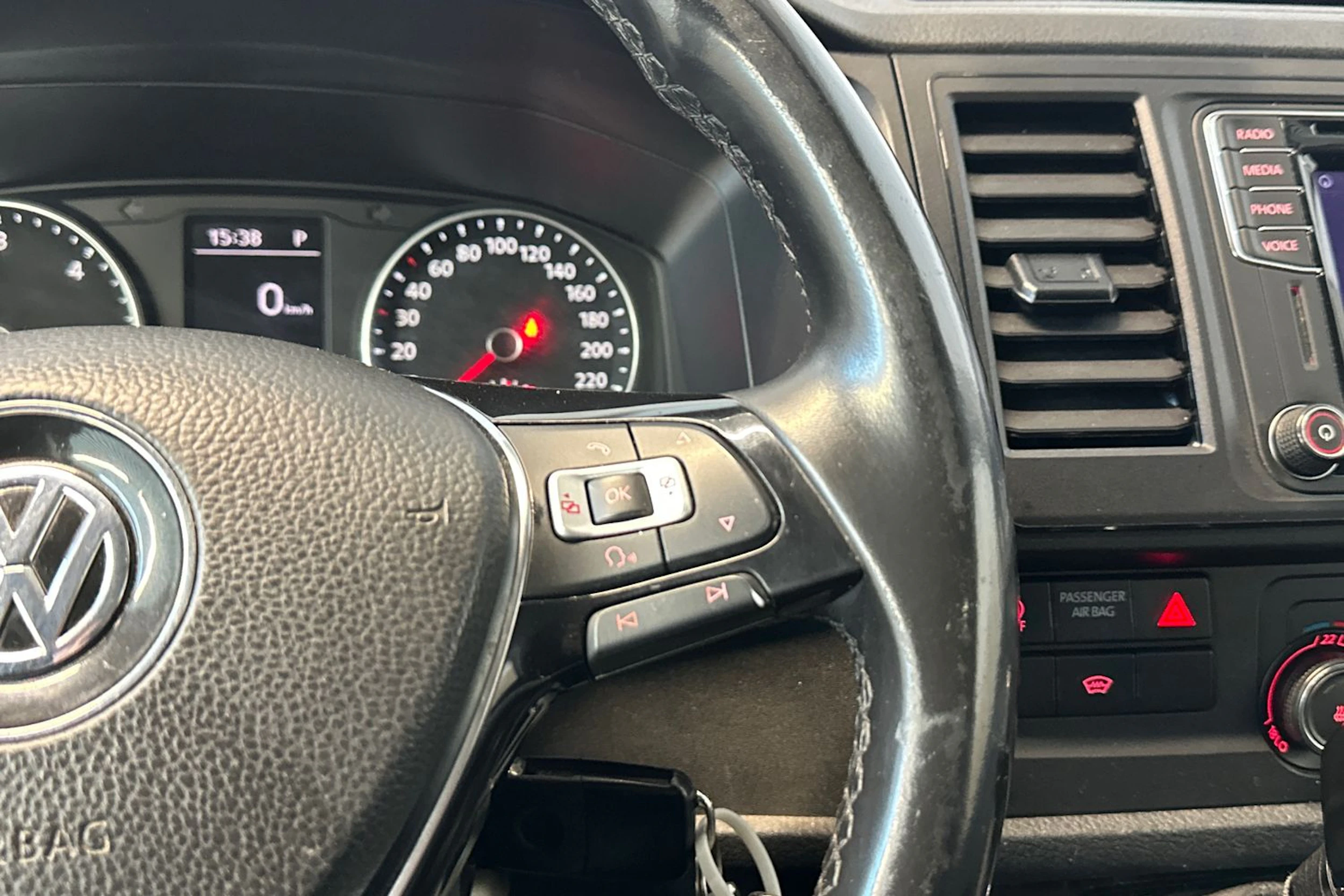sininen Volkswagen Transporter 2019 kuva 18.