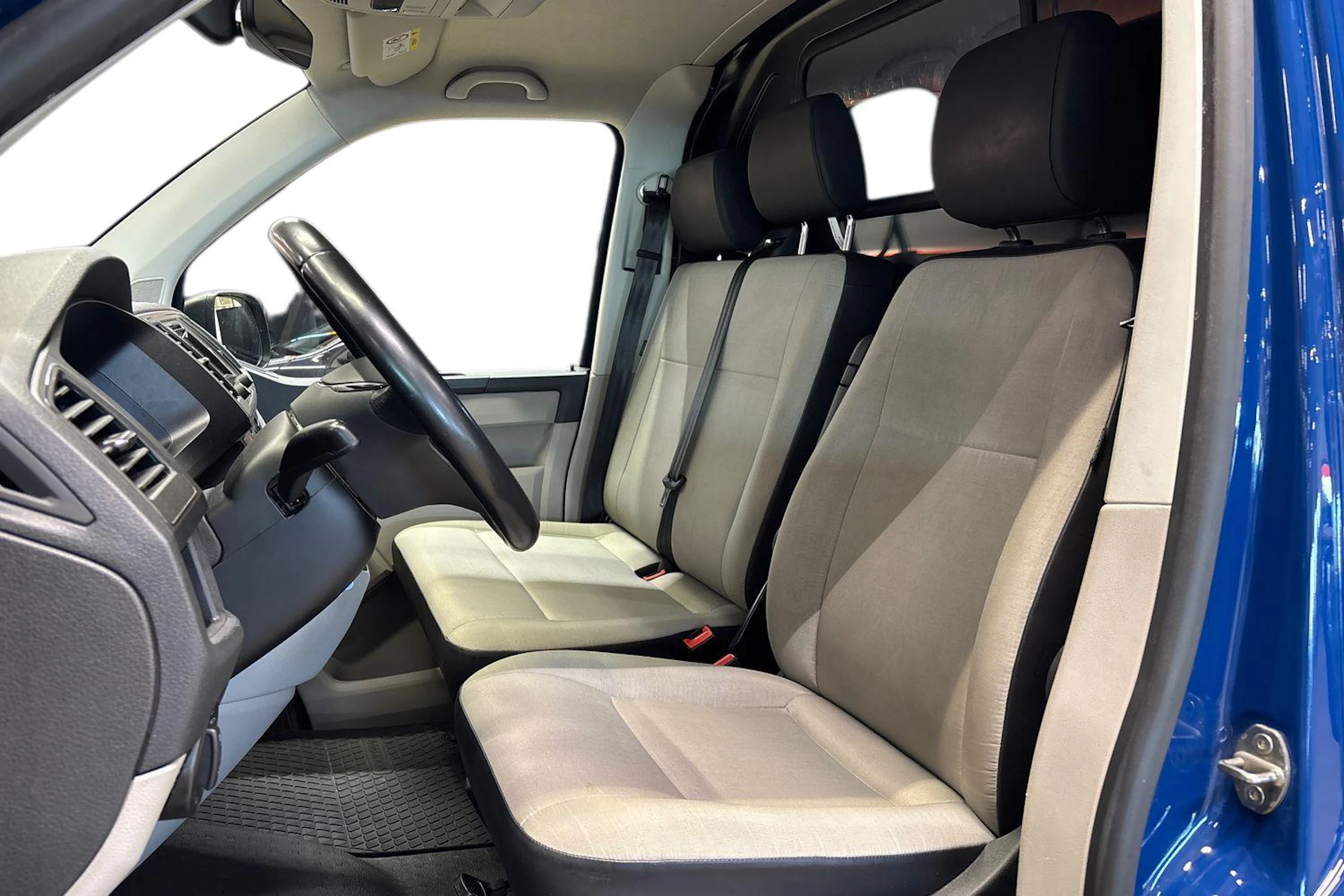 sininen Volkswagen Transporter 2019 kuva 8.